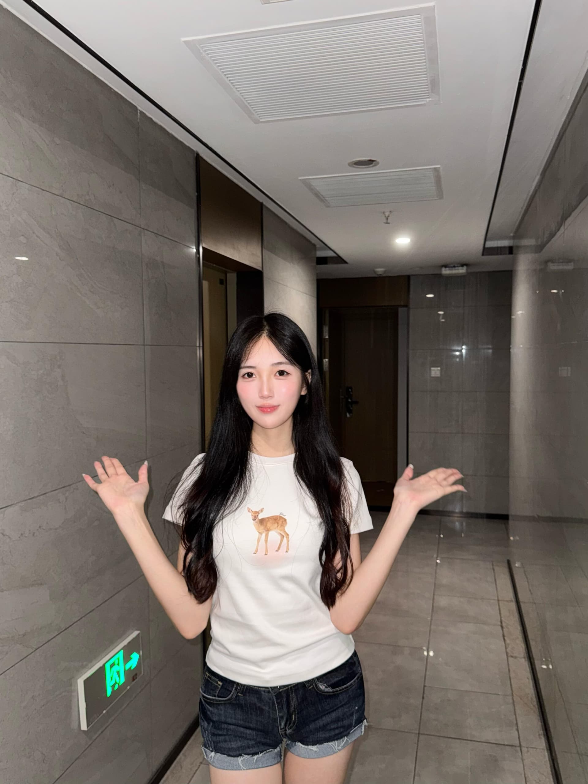 2026 여름 새로운 여성 의류 달콤함 작은 사슴 프린트 몸매 가꾸기 반팔 티셔츠 반팔 이미지 2