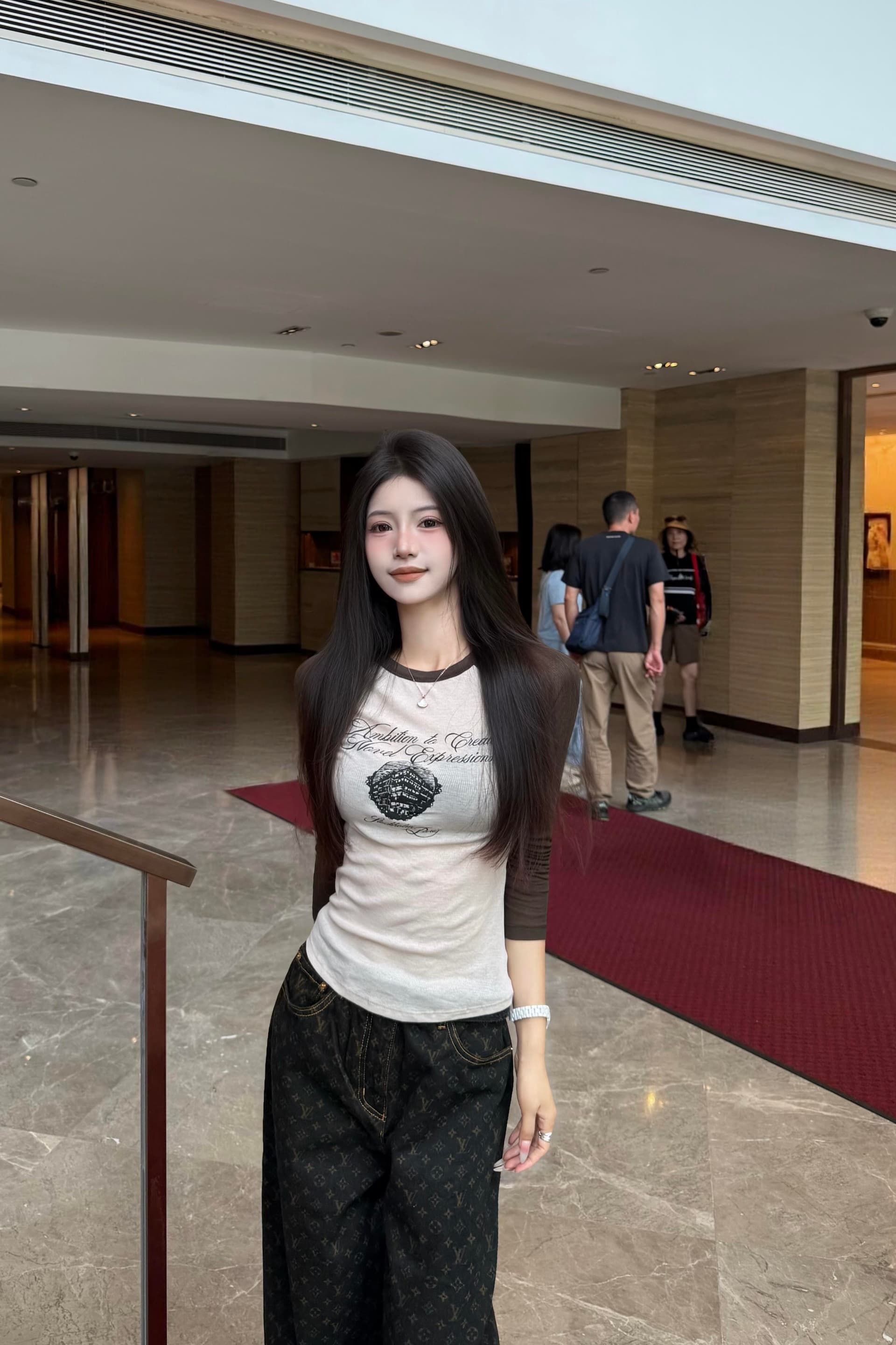 아메리칸 레트로 핫걸 라운드 넥 삽입 어깨 소매 길이 소매 티셔츠 여성 가을 몸매 가꾸기 슬림해 보이는 쇼트 스타일 긍정적 인 어깨 만나는 맨위