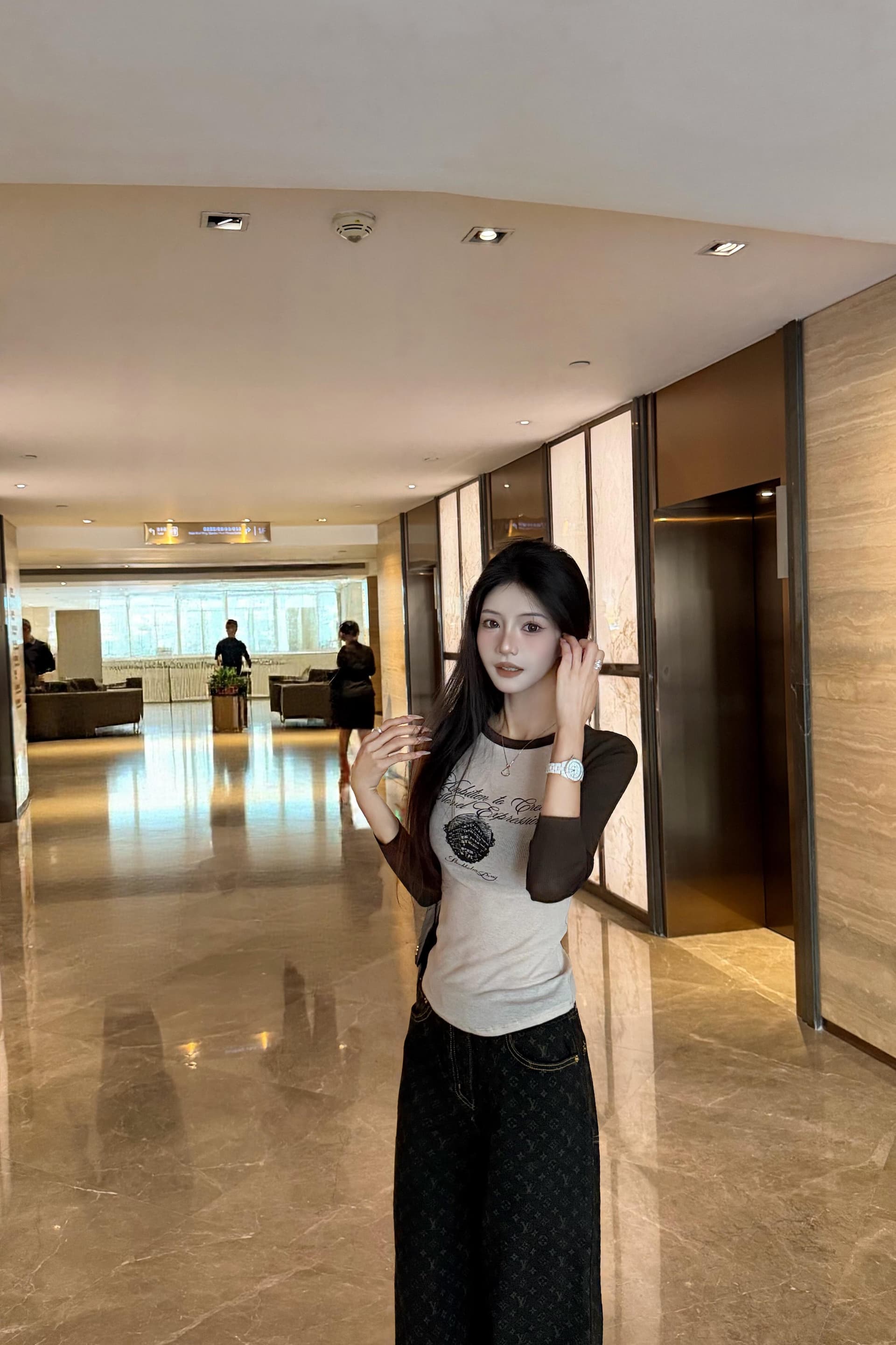 아메리칸 레트로 핫걸 라운드 넥 삽입 어깨 소매 길이 소매 티셔츠 여성 가을 몸매 가꾸기 슬림해 보이는 쇼트 스타일 긍정적 인 어깨 만나는 맨위 상세 이미지 4