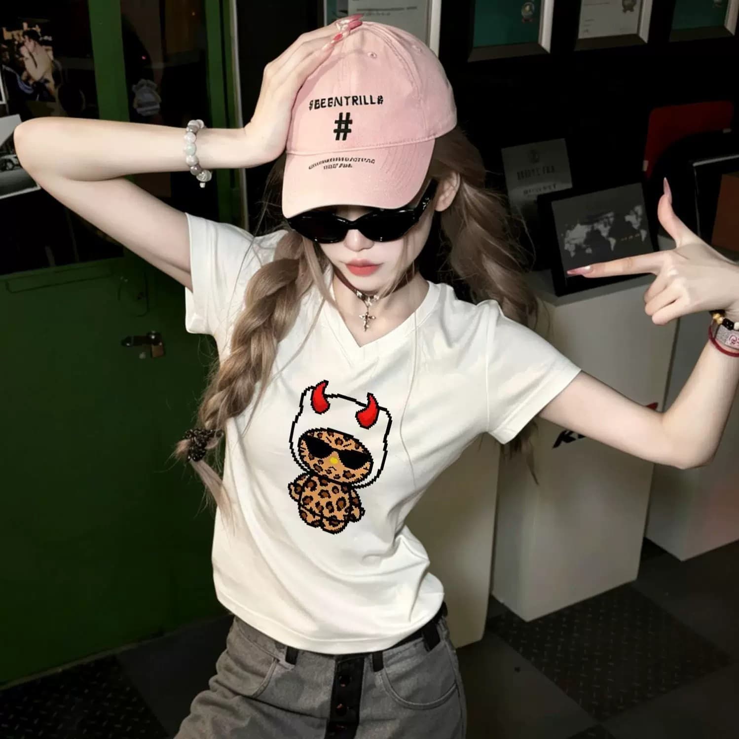 만화 프린트 티셔츠 여성 화이트 반팔 2026 년 여름 새로운 품격 몸매 가꾸기 슬림해 보이는 한 부서 트렌디 섹션 맨위 상세 이미지 3