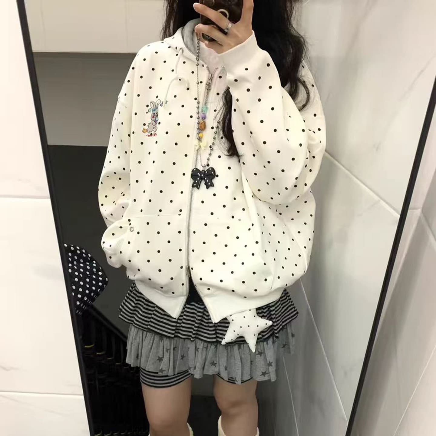 귀여운 토끼 화이트 도트 무늬 후드 지퍼 후드티 짧은 여성 코트 가을 겨울철 루즈핏 다용도 맨위 이미지 4