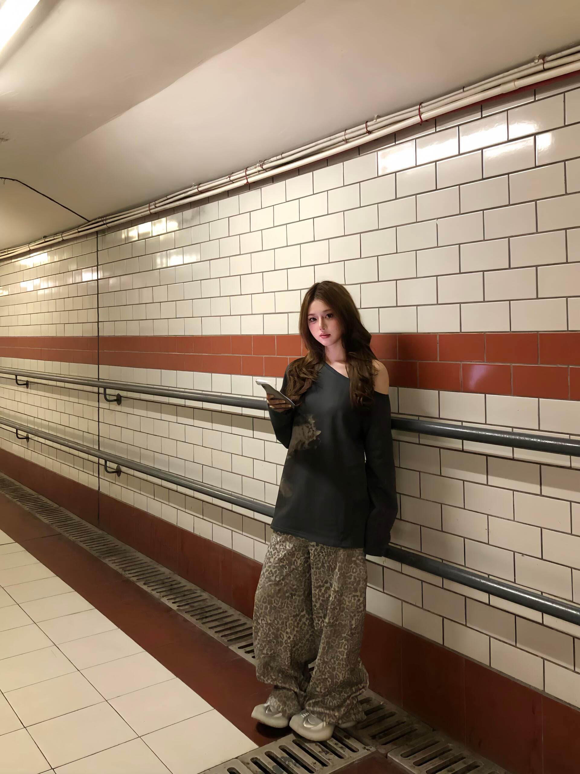 느슨함 센스 느긋한 바람 오프숄더 긴팔 티셔츠 여성 조기 가을 루즈핏 슬림해 보이는 작은 키 보트넥 비스듬한 어깨 의류 이미지 3