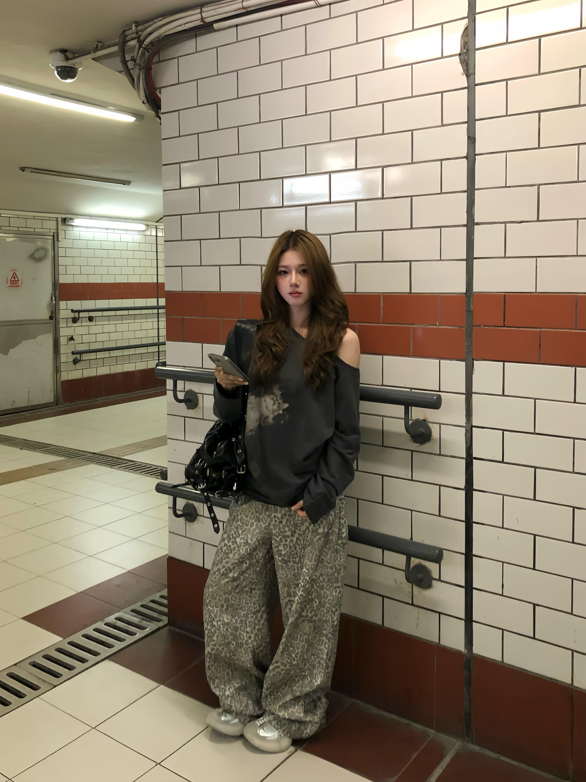 느슨함 센스 느긋한 바람 오프숄더 긴팔 티셔츠 여성 조기 가을 루즈핏 슬림해 보이는 작은 키 보트넥 비스듬한 어깨 의류 상세 이미지 2