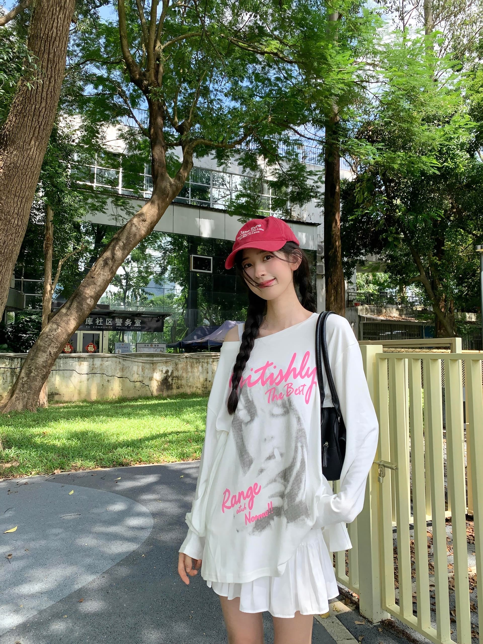 아메리칸 화이트 프린트 비스듬한 어깨 긴팔 티셔츠 여성 루즈핏 슬림해 보이는 디자인 센스 오프숄더 맨위 상세 이미지 3