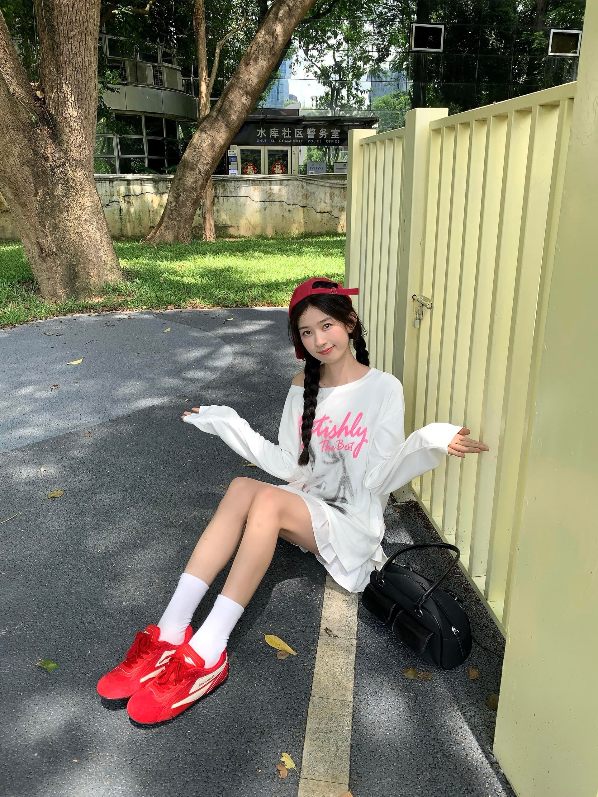 아메리칸 화이트 프린트 비스듬한 어깨 긴팔 티셔츠 여성 루즈핏 슬림해 보이는 디자인 센스 오프숄더 맨위 상세 이미지 4