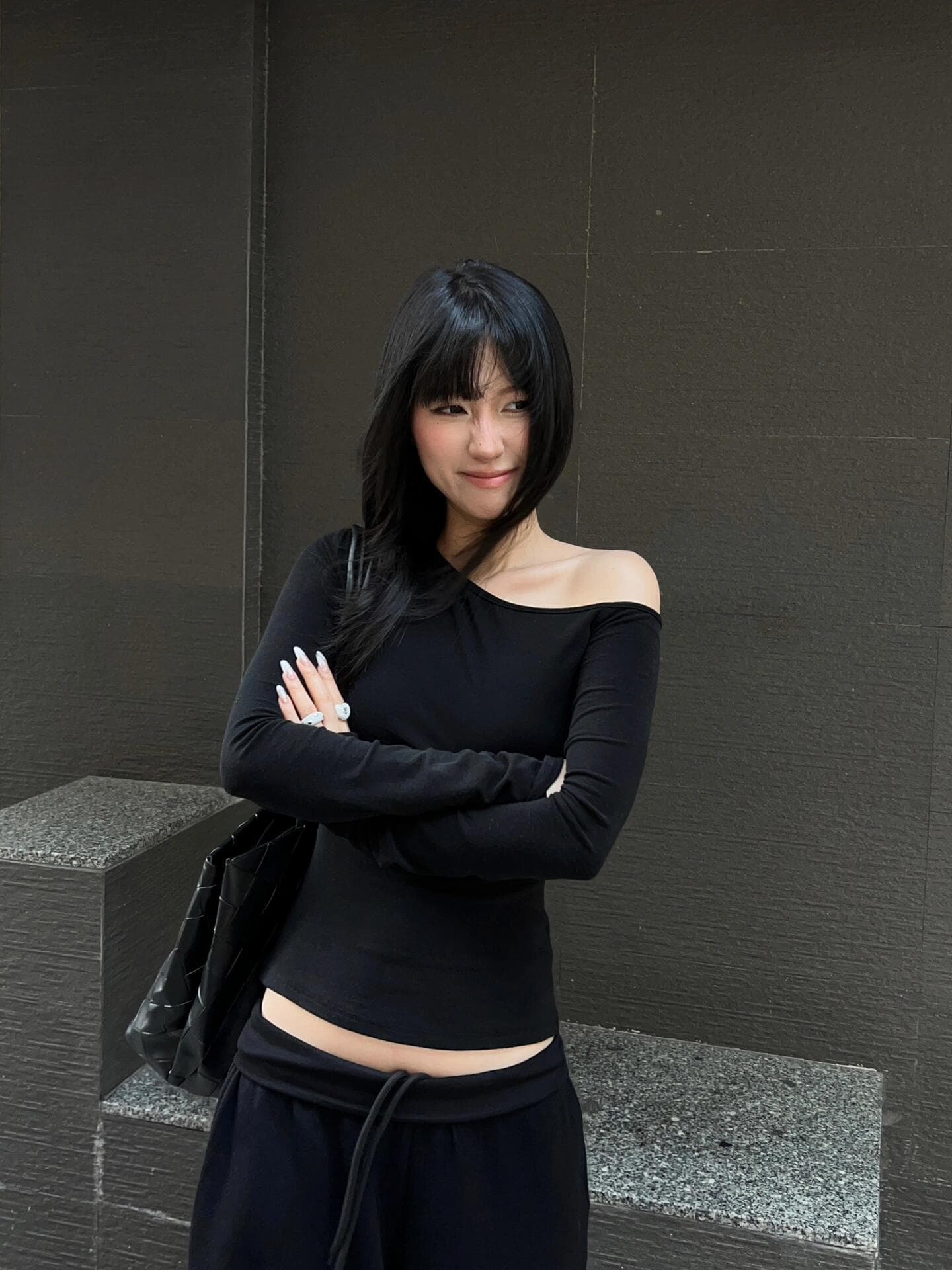 한국 스타일 vibe 디자인 센스 미니멀리즘 검정색 비스듬한 어깨 긴팔 티셔츠 여성 2026 가을 단색 슬림해 보이는 핫걸 맨위 이미지 2