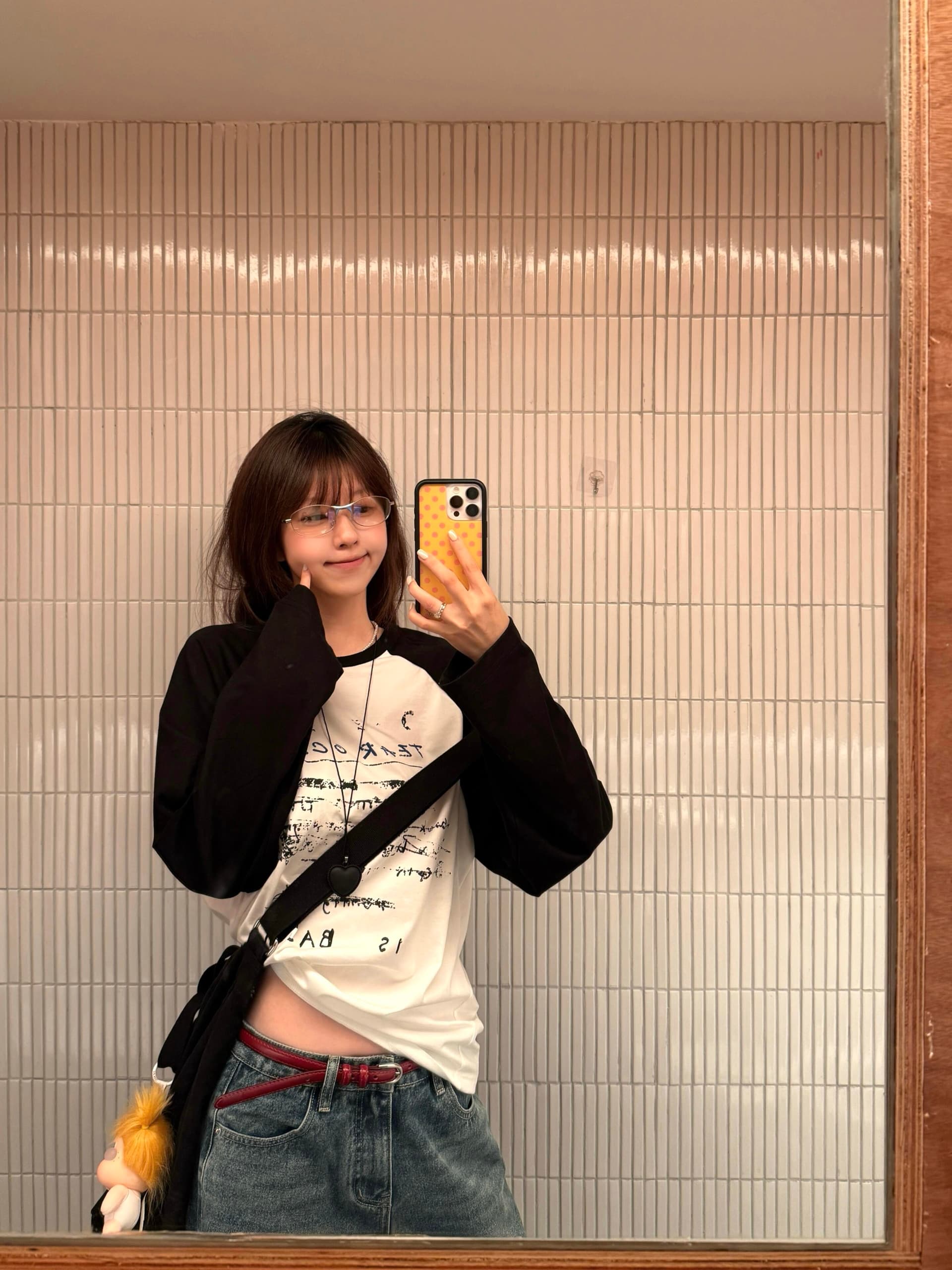 한 부서 패치워크 배색 알파벳 긴팔 티셔츠 여성 이른 가을 루즈핏 슬림해 보이는 디자인 센스 다용도 캐주얼 느긋한 맨위 상세 이미지 3
