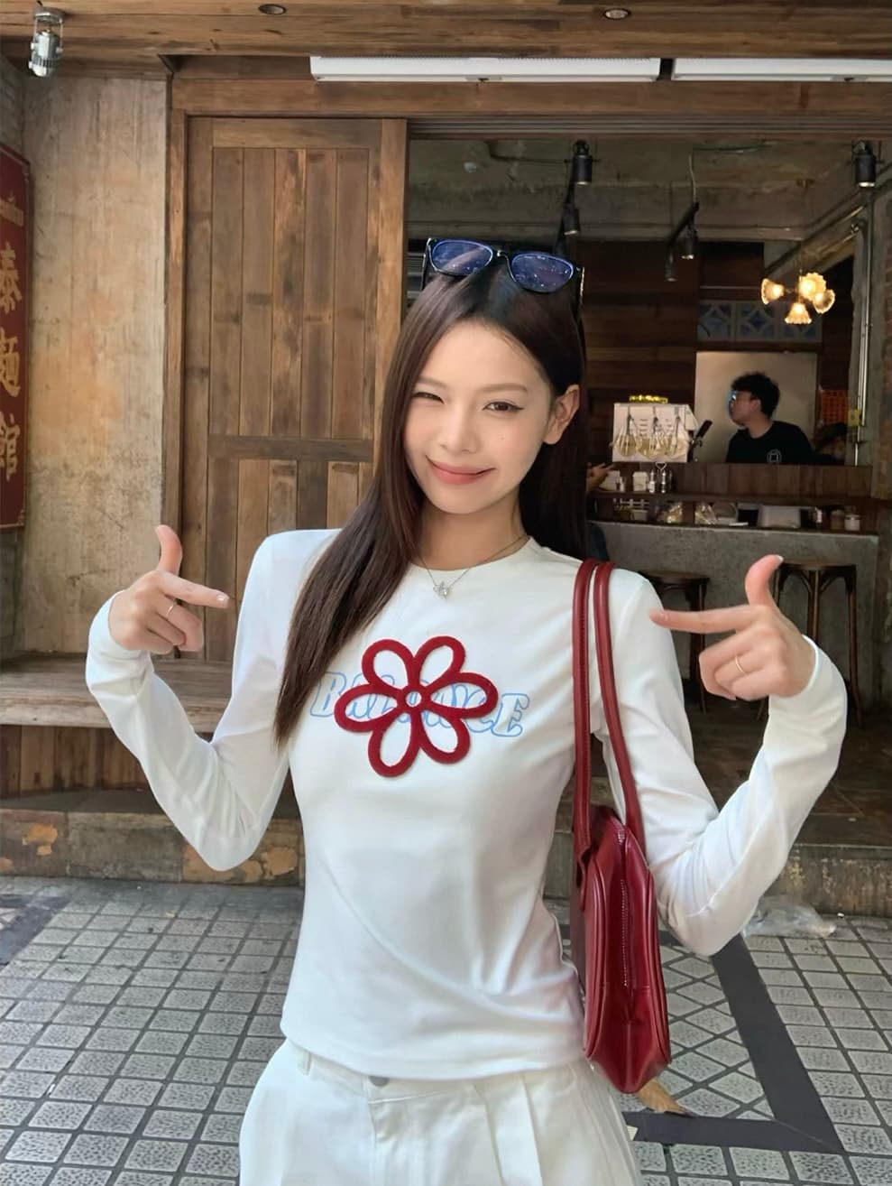 화이트 긍정적 인 어깨 긴팔 티셔츠 여성 가을 몸매 가꾸기 쇼트 스타일 핫걸 자이언트 잘 생긴 인사이드 가져 가라. 기본 셔츠 맨위
