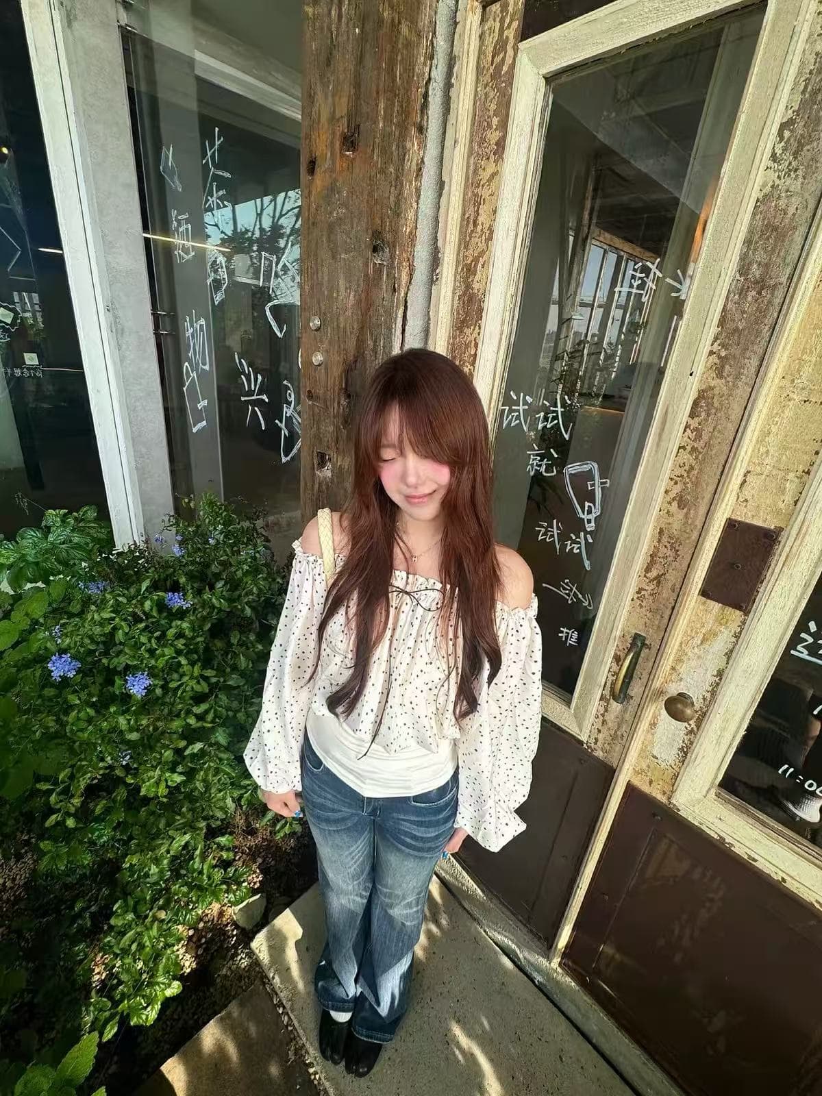 오프숄더 도트 무늬 긴팔 쉬폰 블라우스 여성 여름과 가을 고급 센스 허리 수축 외부 가져 가라. 다용도 맨위 상세 이미지 3