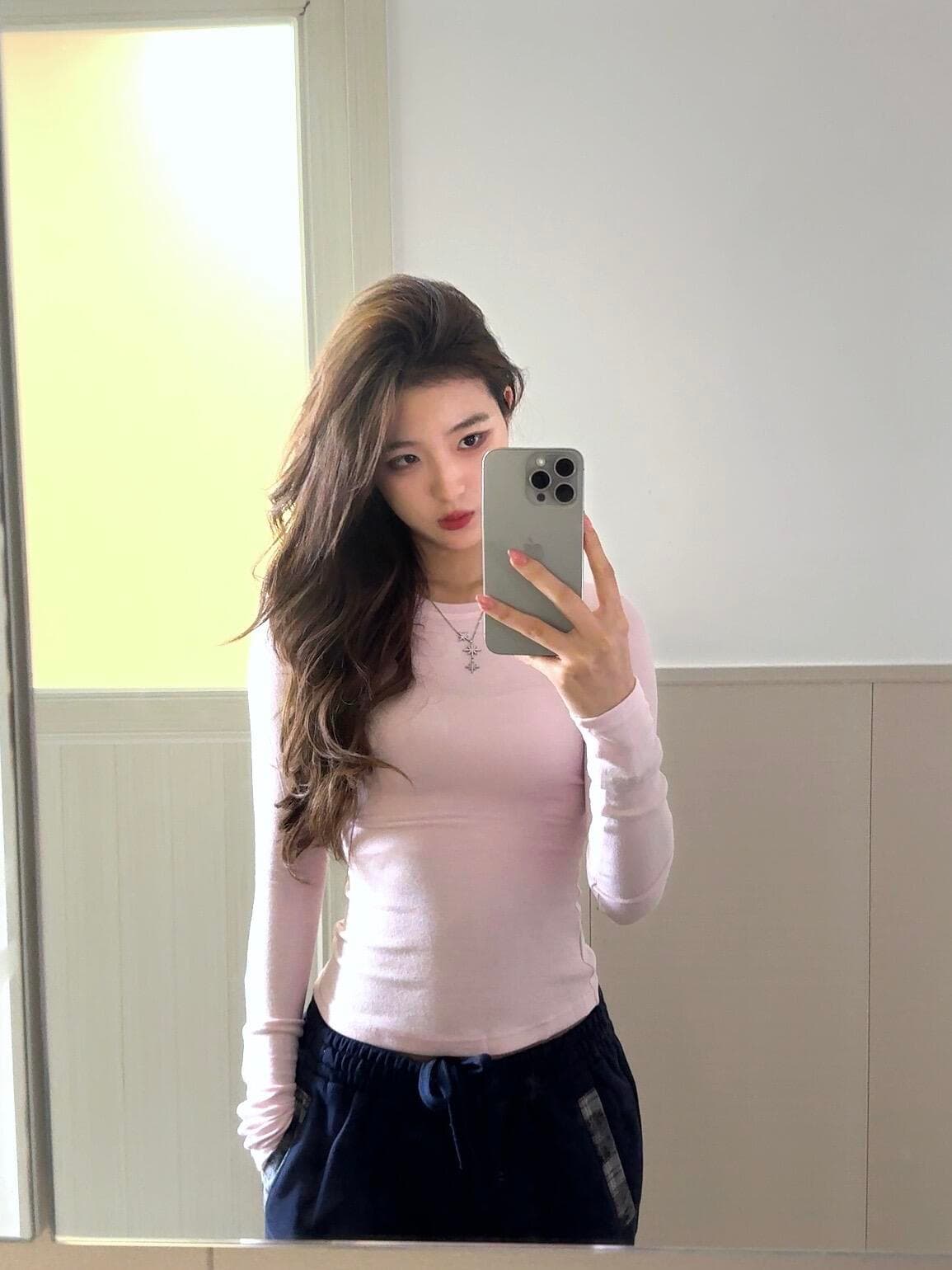 미니멀리즘 기초 섹션 라운드 넥 풀오버 긴팔 티셔츠 여성 의류 가을 몸매 가꾸기 다용도 맨위 슬림해 보이는 인사이드 가져 가라. 기본 셔츠