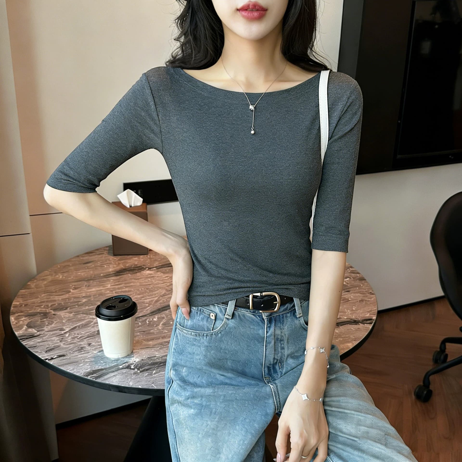 봄 여름 새로운 익스트림 제인 바람 검정색 오프숄더 중간 소매 티셔츠 여성 몸매 가꾸기 다용도 기본 셔츠 5 점 소매 맨위 상세 이미지 2