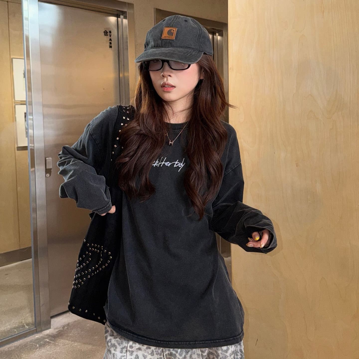 한 부서 작은 대중 진첸바오 만화 프린트 긴팔 티셔츠 워싱 검정색 느긋한 캐주얼 루즈핏 맨위 트렌디 이미지 5