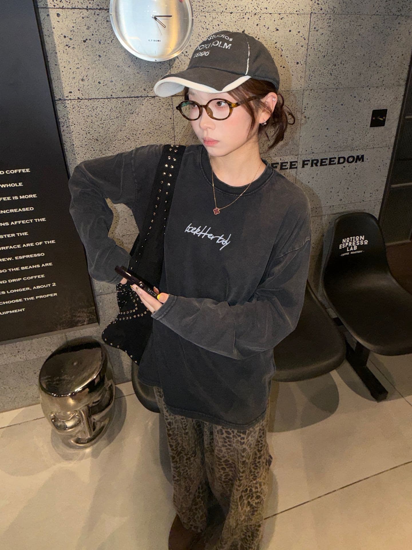 한 부서 작은 대중 진첸바오 만화 프린트 긴팔 티셔츠 워싱 검정색 느긋한 캐주얼 루즈핏 맨위 트렌디 상세 이미지 2