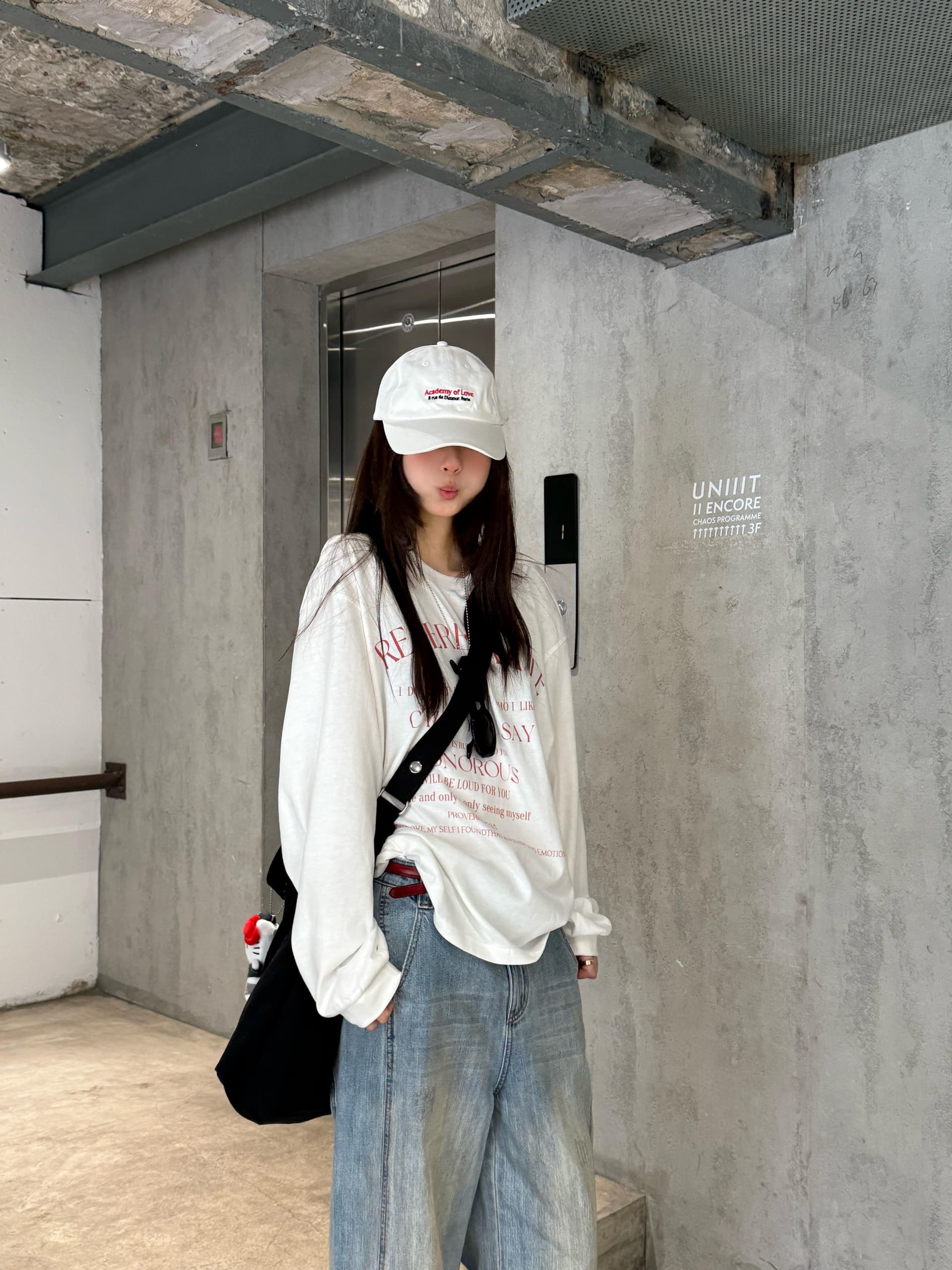 아메리칸 레트로 알파벳 프린트 화이트 긴팔 티셔츠 여성 봄 루즈핏 다용도 느긋한 캐주얼 맨위 이미지 2