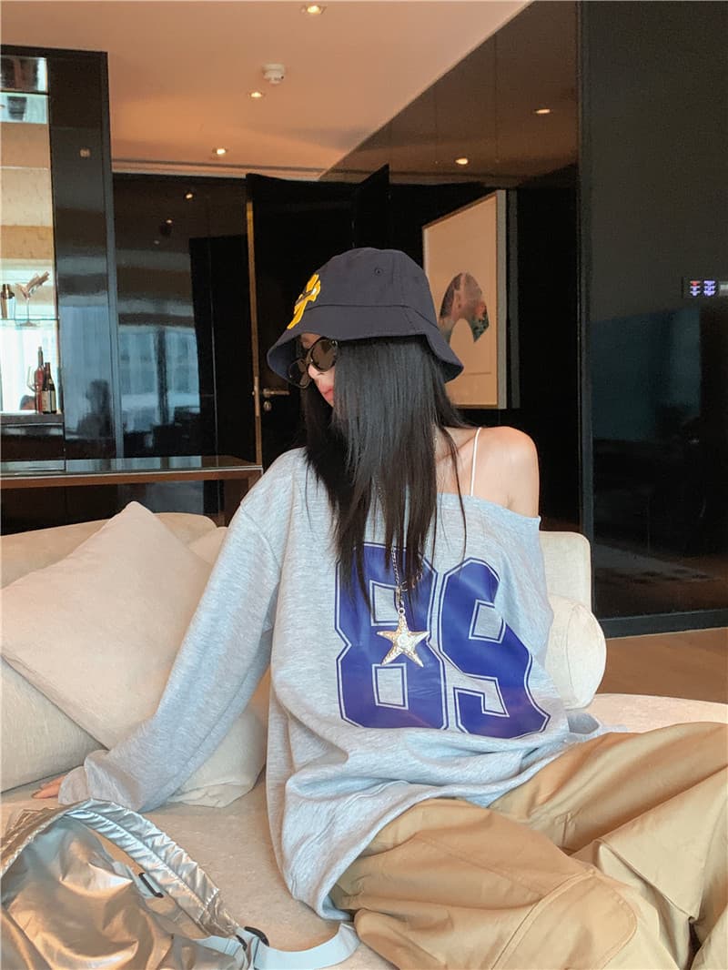 프린트 비스듬한 어깨 긴팔 후드티 여성 가을 느긋한 루즈핏 아메리칸 레트로 디자인 센스 회색 다용도 풀오버 맨위 상세 이미지 3