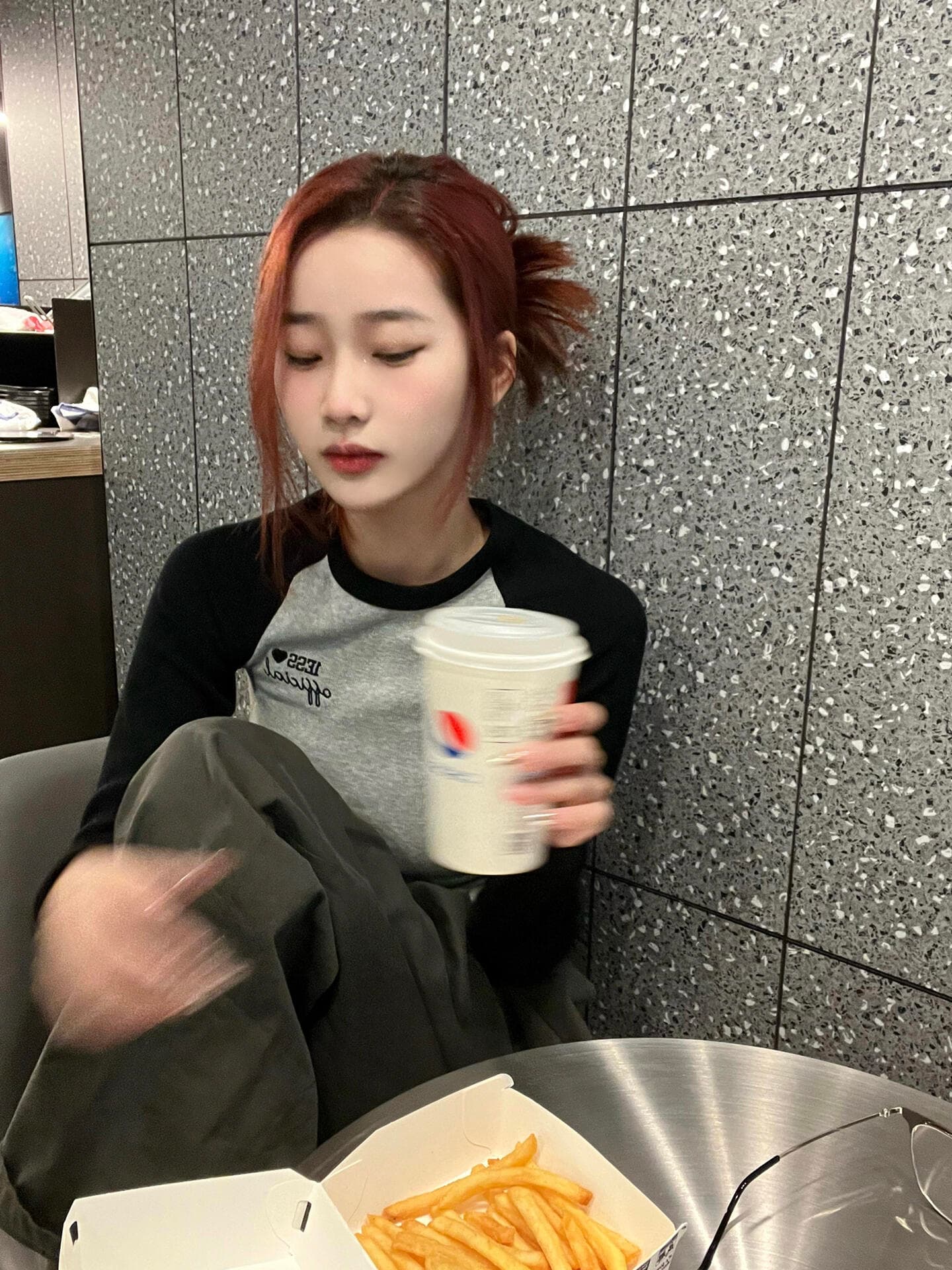 몸매 가꾸기 슬림해 보이는 삽입 어깨 자수 긴팔 티셔츠 여성 봄 가을 기본 셔츠 이미지 3
