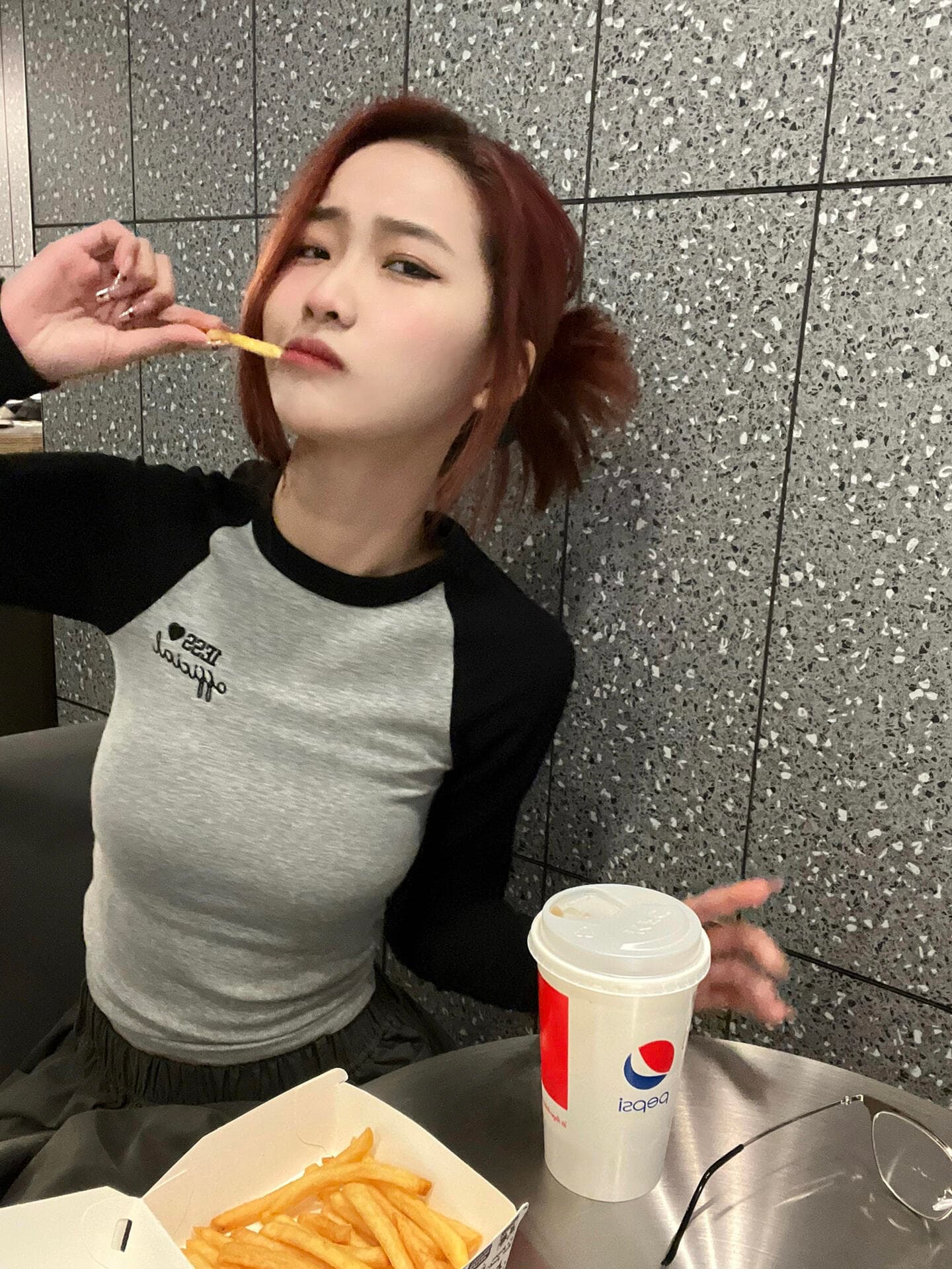 몸매 가꾸기 슬림해 보이는 삽입 어깨 자수 긴팔 티셔츠 여성 봄 가을 기본 셔츠 상세 이미지 1