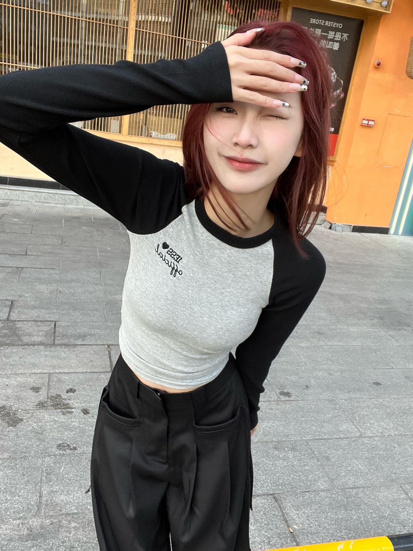몸매 가꾸기 슬림해 보이는 삽입 어깨 자수 긴팔 티셔츠 여성 봄 가을 기본 셔츠 상세 이미지 3