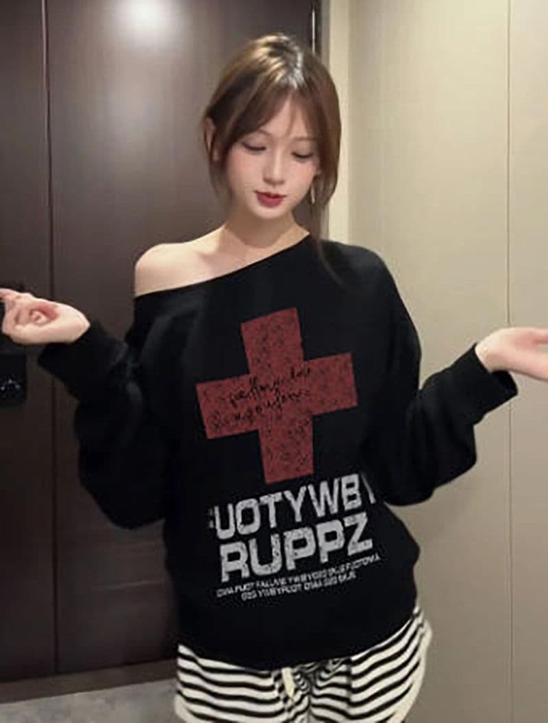 비스듬한 어깨 프린트 후드티 여성 상세 이미지 3
