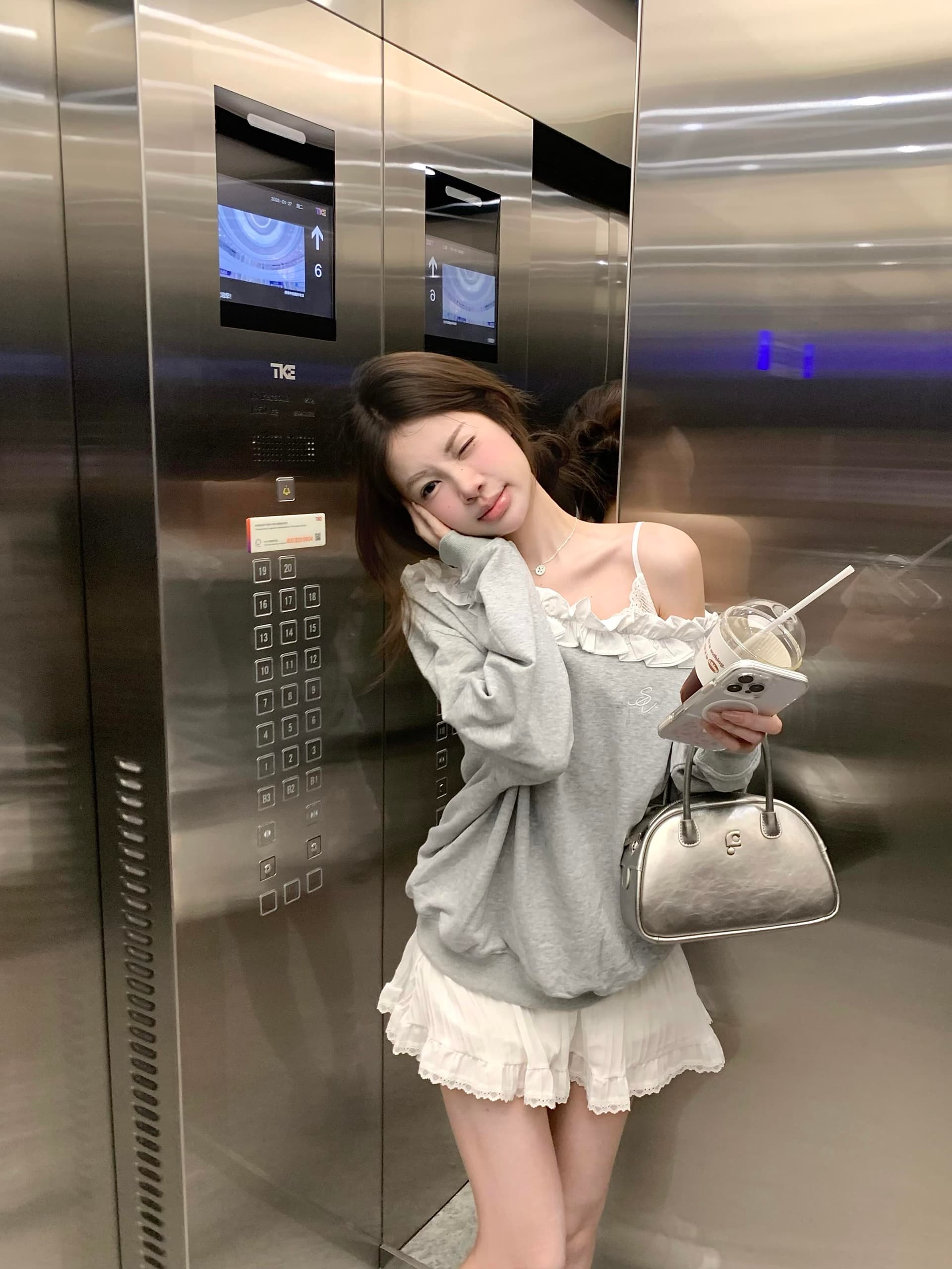 한 부서 소녀 센스 회색 보트넥 후드티 디자인 센스 레이스 패치워크 오프숄더 맨위 이미지 4