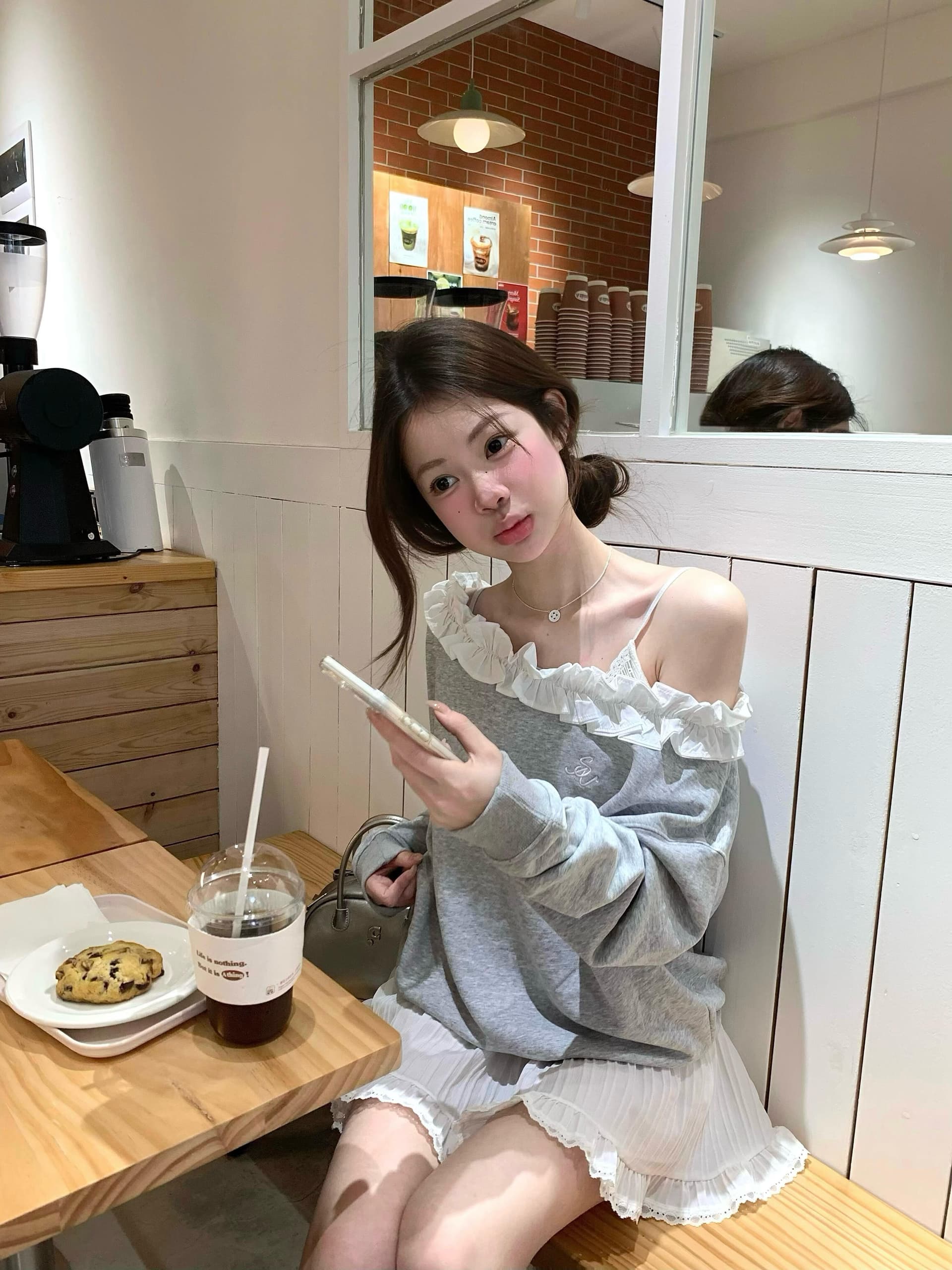 한 부서 소녀 센스 회색 보트넥 후드티 디자인 센스 레이스 패치워크 오프숄더 맨위