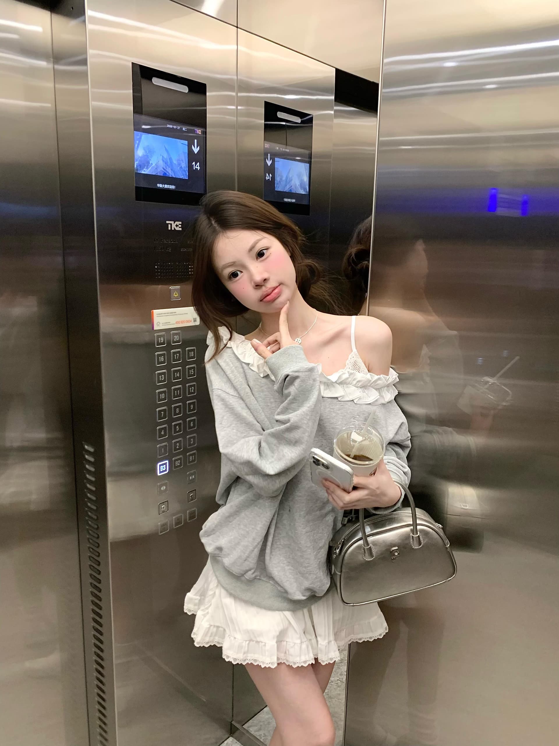 한 부서 소녀 센스 회색 보트넥 후드티 디자인 센스 레이스 패치워크 오프숄더 맨위 상세 이미지 4