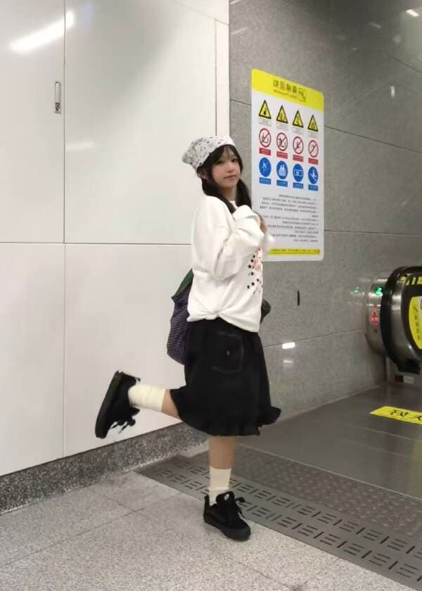 한 부서 별 만화 소녀 프린트 웨이 여성 루즈핏 캐주얼 개성 ins 가을 라운드 넥 맨위 이미지 2