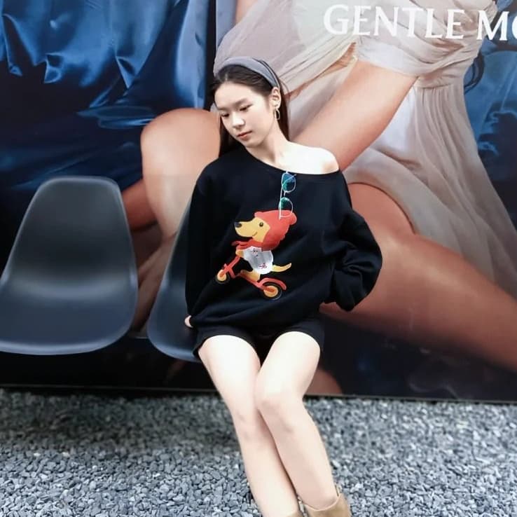 검정색 강아지 오프숄더 비스듬한 어깨 후드티 여성 가을 루즈핏 슬림해 보이는 느긋한 바람 새는 어깨 없음 모자 긴팔 맨위 가을 겨울