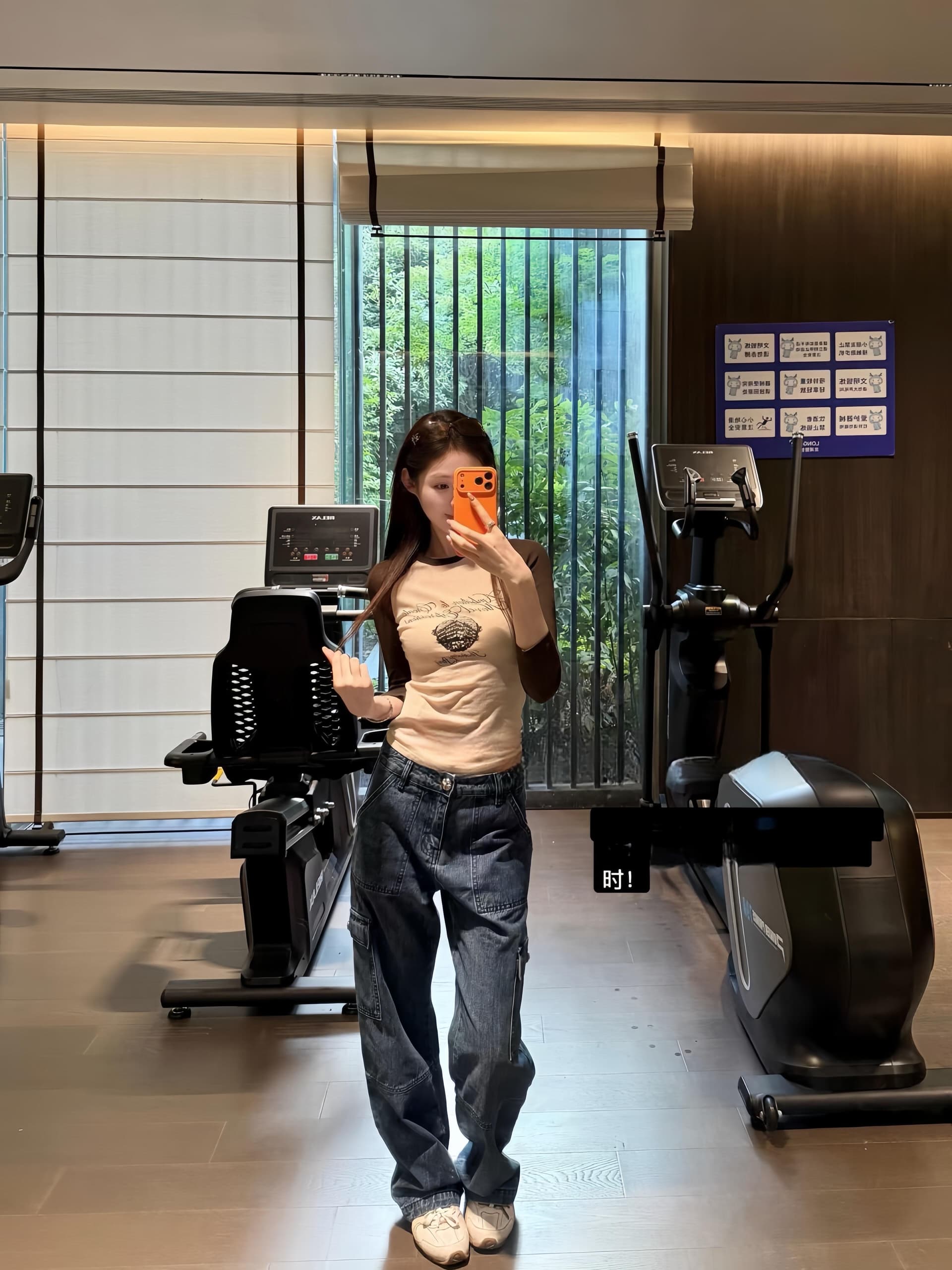 아메리칸 레트로 배색 삽입 어깨 긴팔 티셔츠 여성 가을 브라운 쌀 패치워크 색상 알파벳 프린트 몸매 가꾸기 슬림해 보이는 맨위 여성 이미지 3