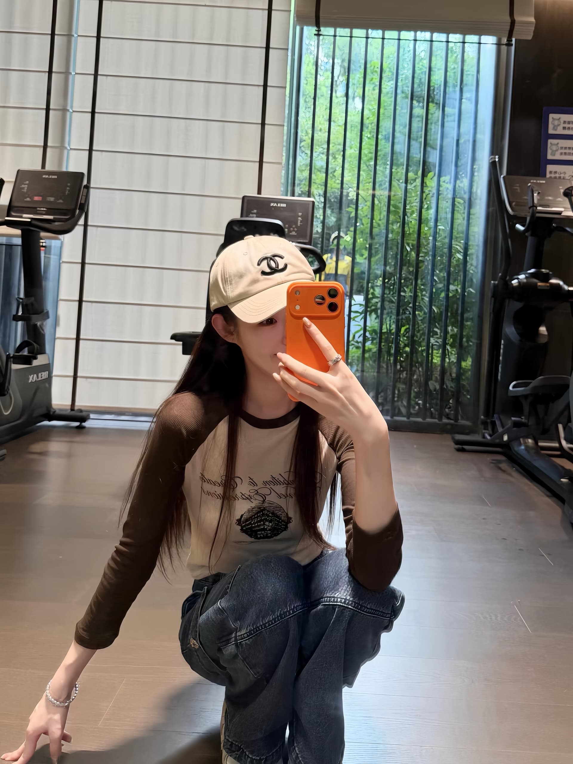 아메리칸 레트로 배색 삽입 어깨 긴팔 티셔츠 여성 가을 브라운 쌀 패치워크 색상 알파벳 프린트 몸매 가꾸기 슬림해 보이는 맨위 여성 상세 이미지 4