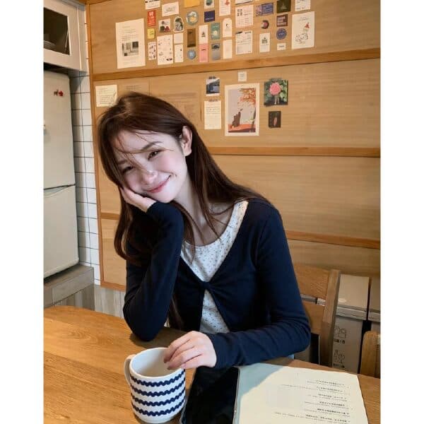 한 부서 꽃무늬 페이크 레이어드 긍정적 인 어깨 긴팔 티셔츠 여성 조기 가을 달콤함 착용 가져 가라. 몸매 가꾸기 슬림해 보이는 기본 셔츠 맨위