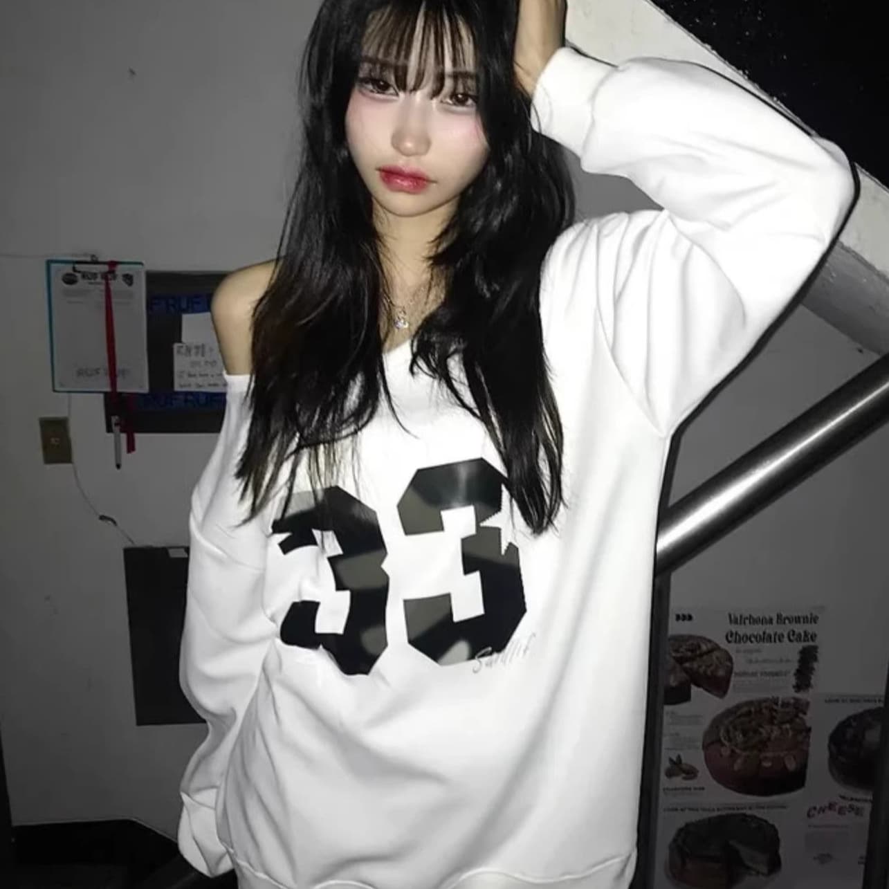 프린트 카모플라주 오프숄더 풀오버 스웨트셔츠 비스듬한 어깨 핫걸 맨위 상세 이미지 1