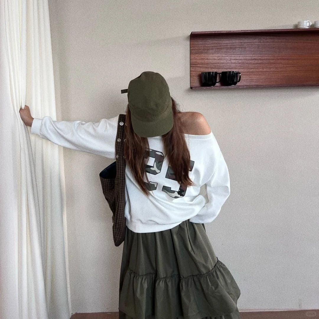 폭발 알파벳 프린트 화이트 비스듬한 어깨 풀오버 스웨트셔츠 여성 가을 작은 대중 루즈핏 다용도 맨위 상세 이미지 4