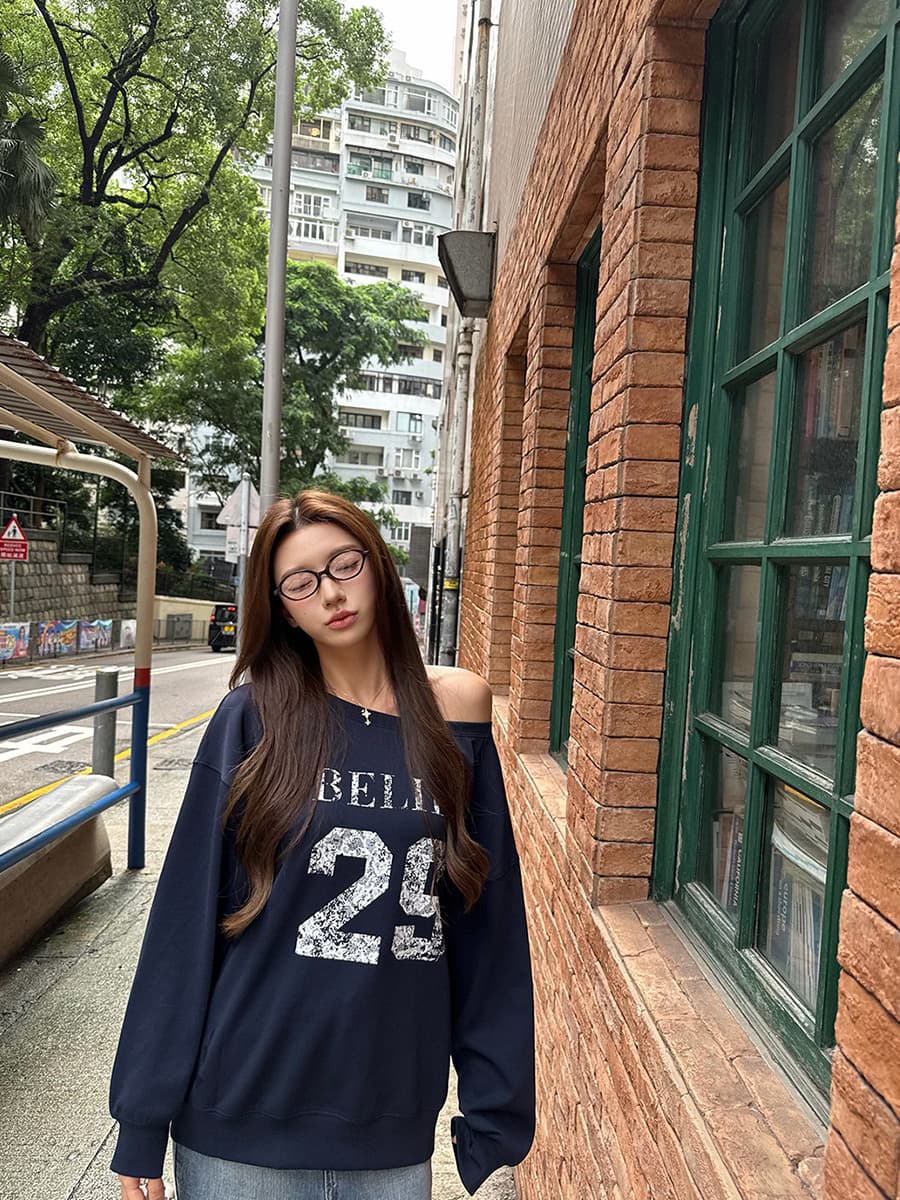 알파벳 프린트 비스듬한 어깨 긴팔 후드티 여성 루즈핏 느긋한 디자인 센스 오프숄더 맨위