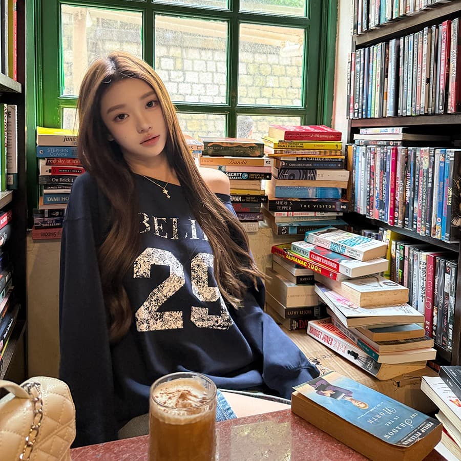 알파벳 프린트 비스듬한 어깨 긴팔 후드티 여성 루즈핏 느긋한 디자인 센스 오프숄더 맨위 이미지 5