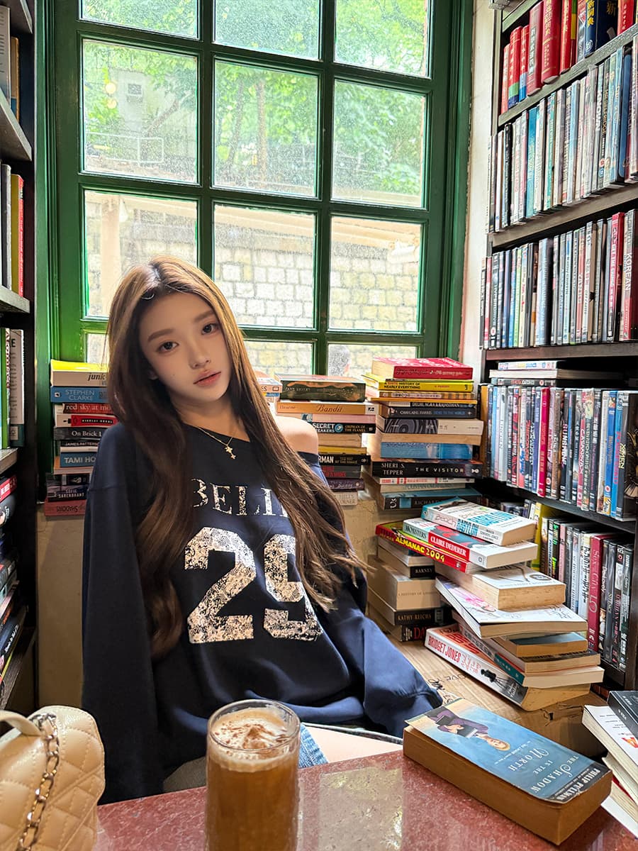 알파벳 프린트 비스듬한 어깨 긴팔 후드티 여성 루즈핏 느긋한 디자인 센스 오프숄더 맨위 상세 이미지 3