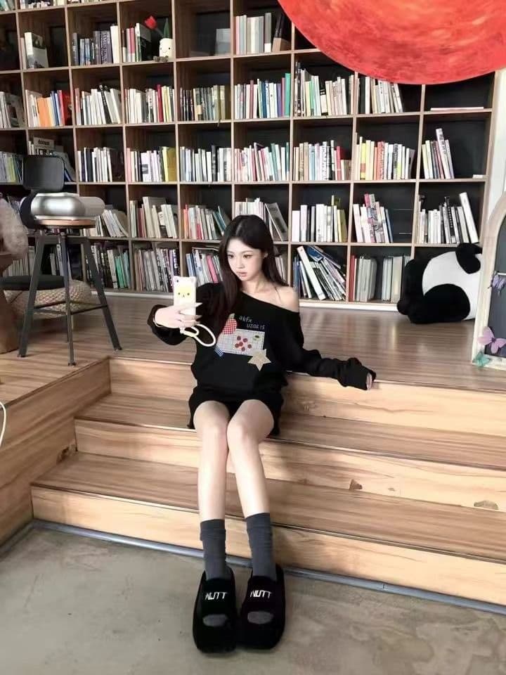 달콤함 작은 청신 비스듬한 어깨 슬립 긴팔 티셔츠 여성 이른 가을 새로운 패치워크 배색 오프숄더 맨위 이미지 4