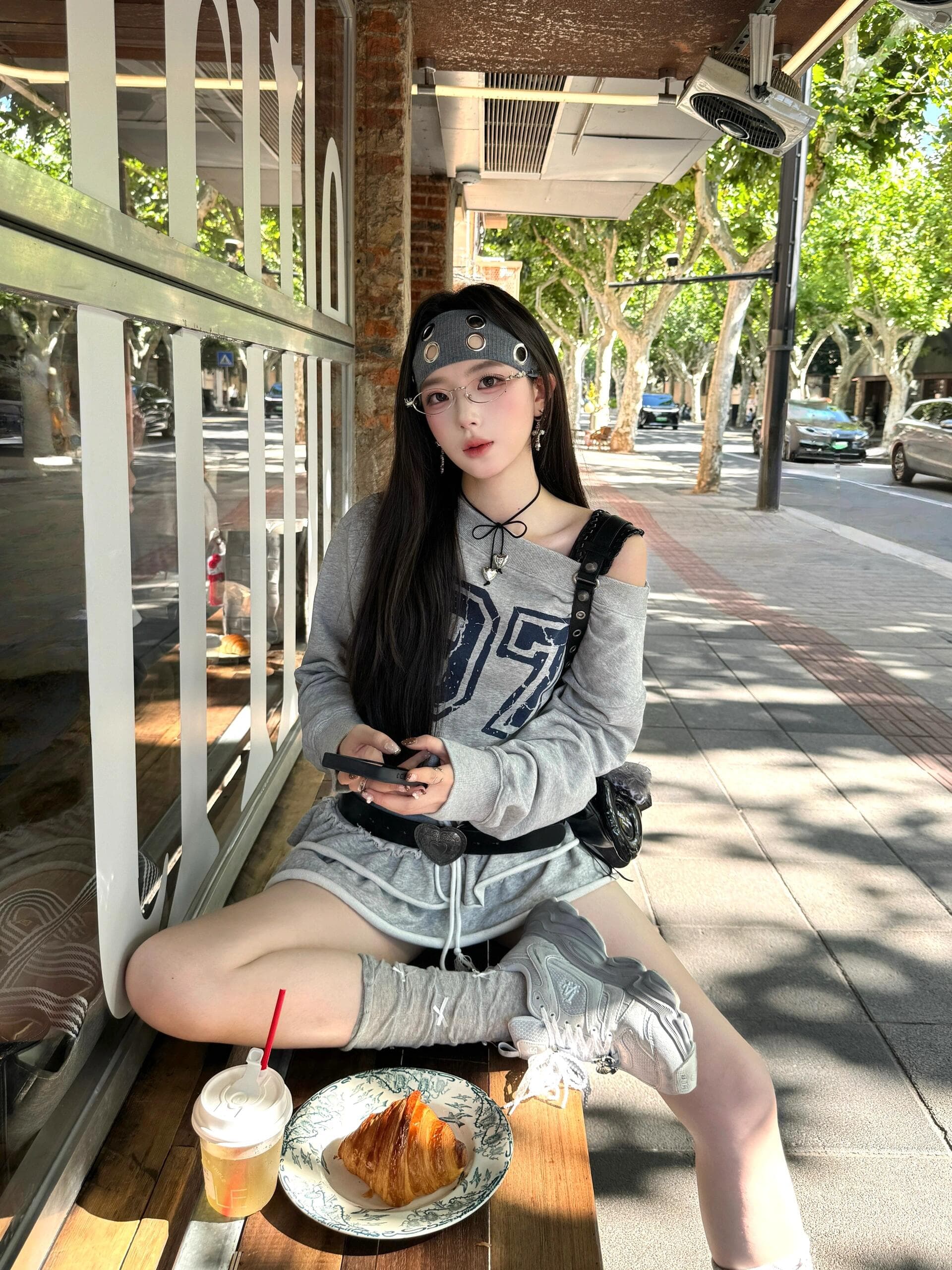 회색 오프숄더 후드티 여성 26 봄 가을 한 부서 캐주얼 쇼트 스타일 보트넥 비스듬한 어깨 의류 트렌디 이미지 2
