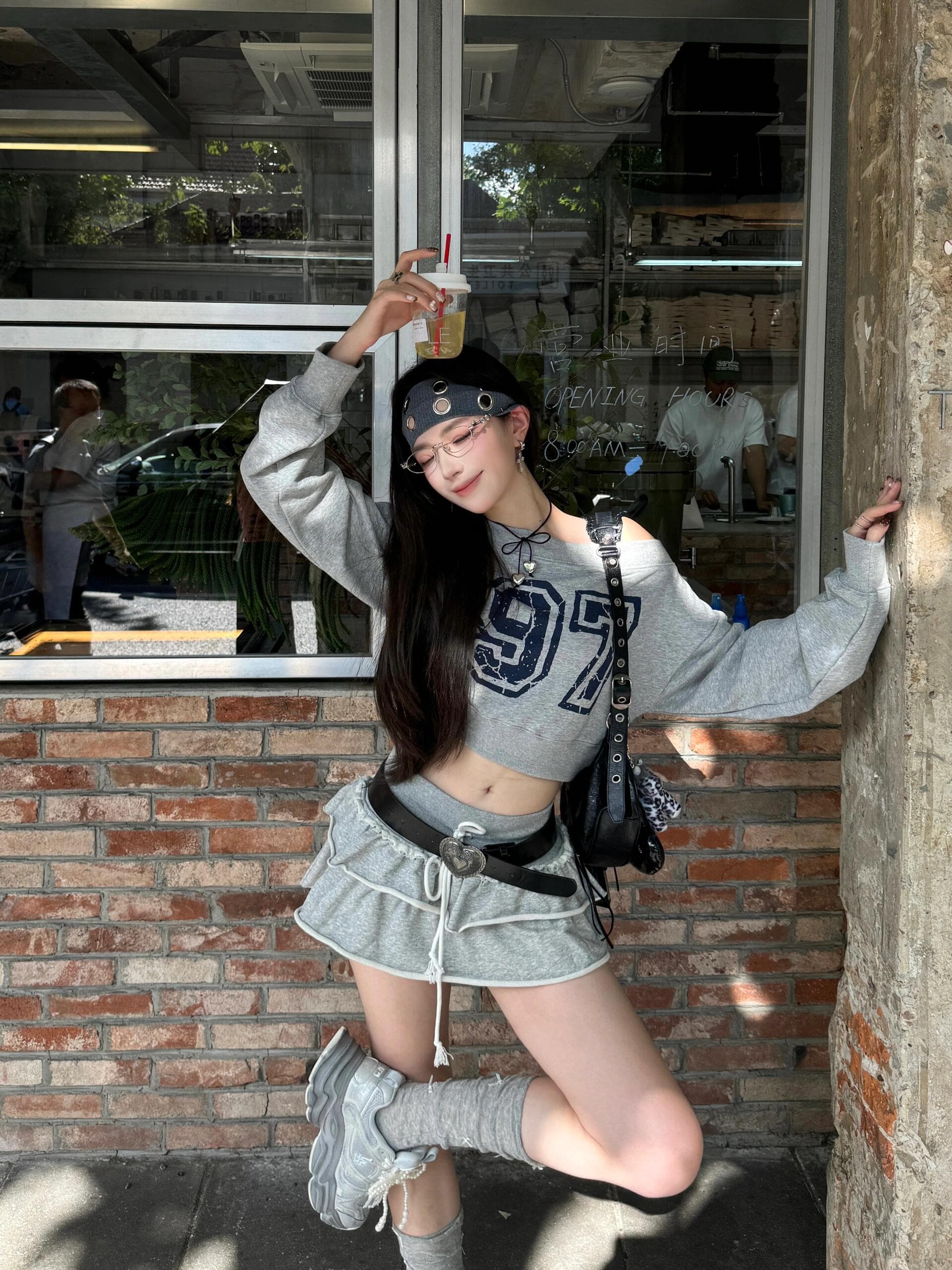 회색 오프숄더 후드티 여성 26 봄 가을 한 부서 캐주얼 쇼트 스타일 보트넥 비스듬한 어깨 의류 트렌디 상세 이미지 5