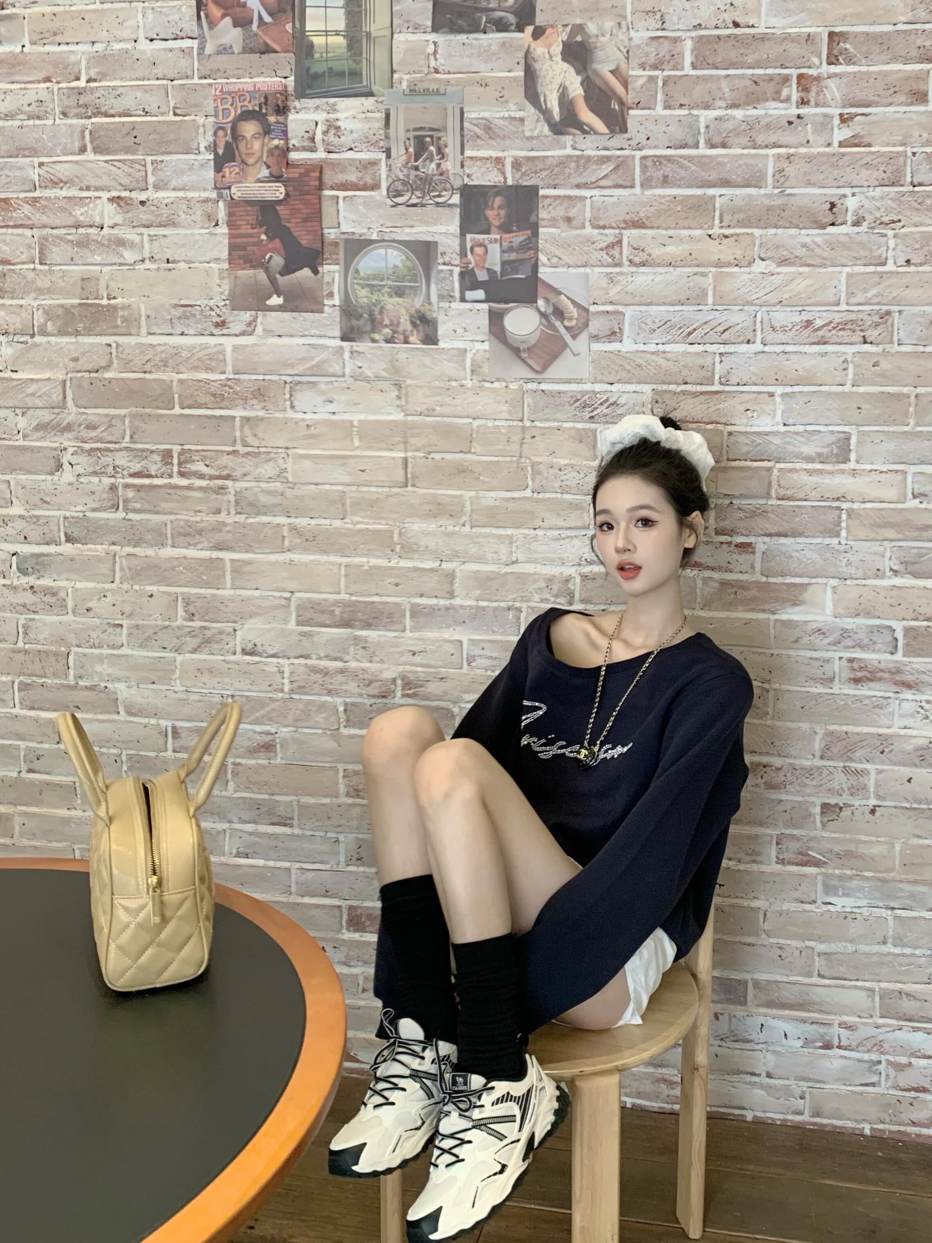 아메리칸 레트로 디자인 센스 비스듬한 어깨 긴팔 후드티 여성 2026 가을 새로운 오프숄더 맨위 상세 이미지 3