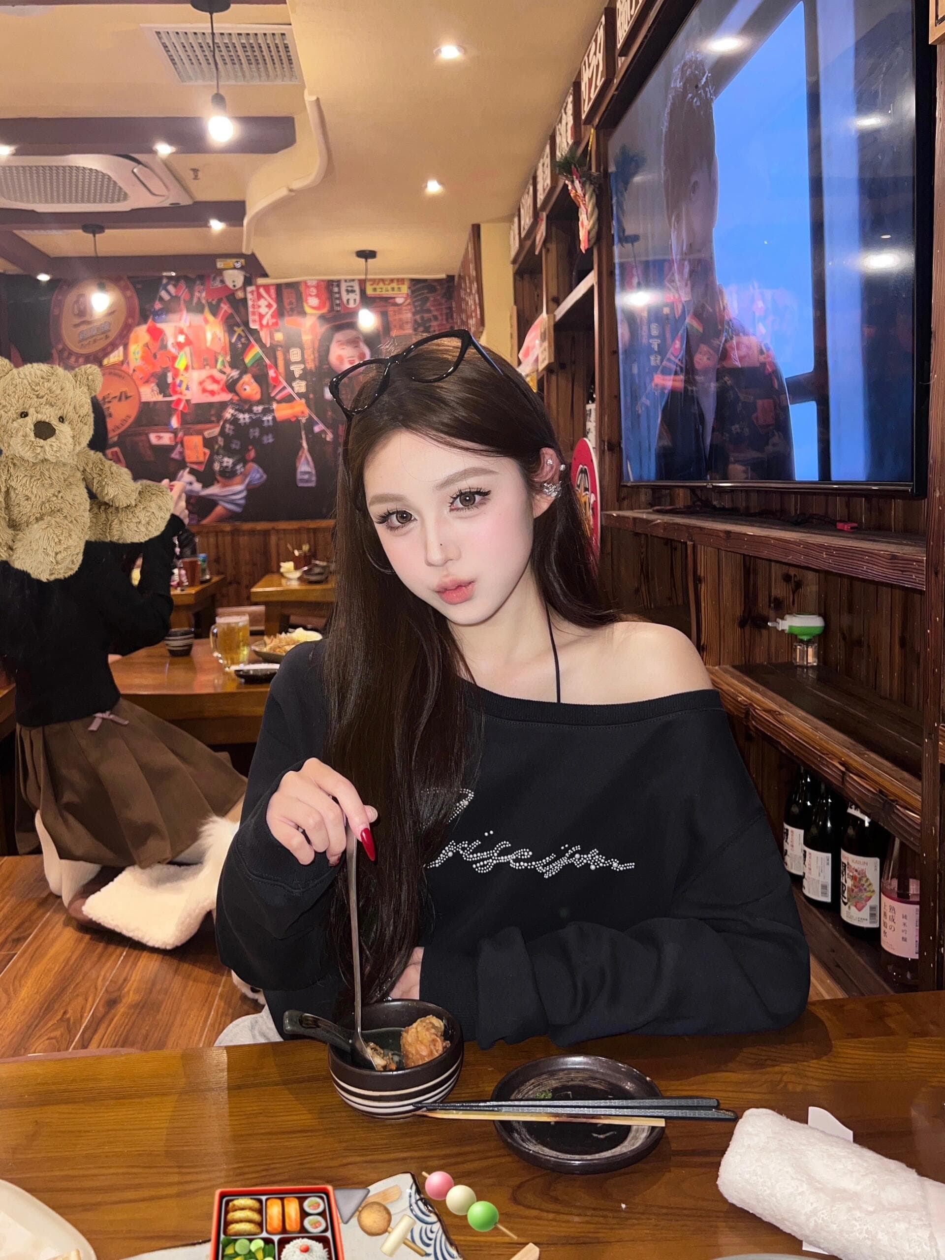 아메리칸 레트로 비스듬한 어깨 긴팔 후드티 여성 디자인 섹션 작은 대중 해군 핫픽스 알파벳 루즈핏 캐주얼 맨위 트렌디 이미지 3