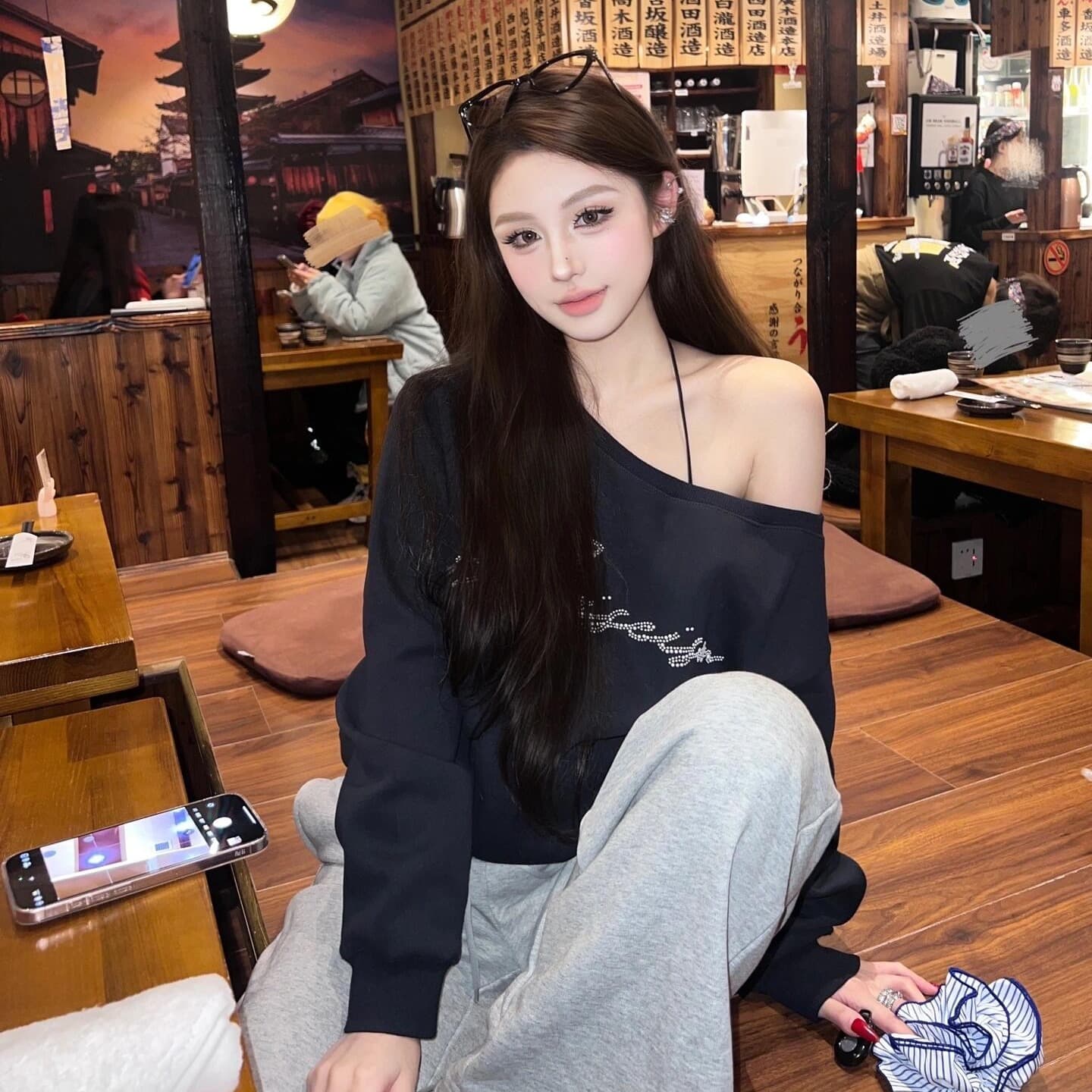 아메리칸 레트로 비스듬한 어깨 긴팔 후드티 여성 디자인 섹션 작은 대중 해군 핫픽스 알파벳 루즈핏 캐주얼 맨위 트렌디 이미지 5