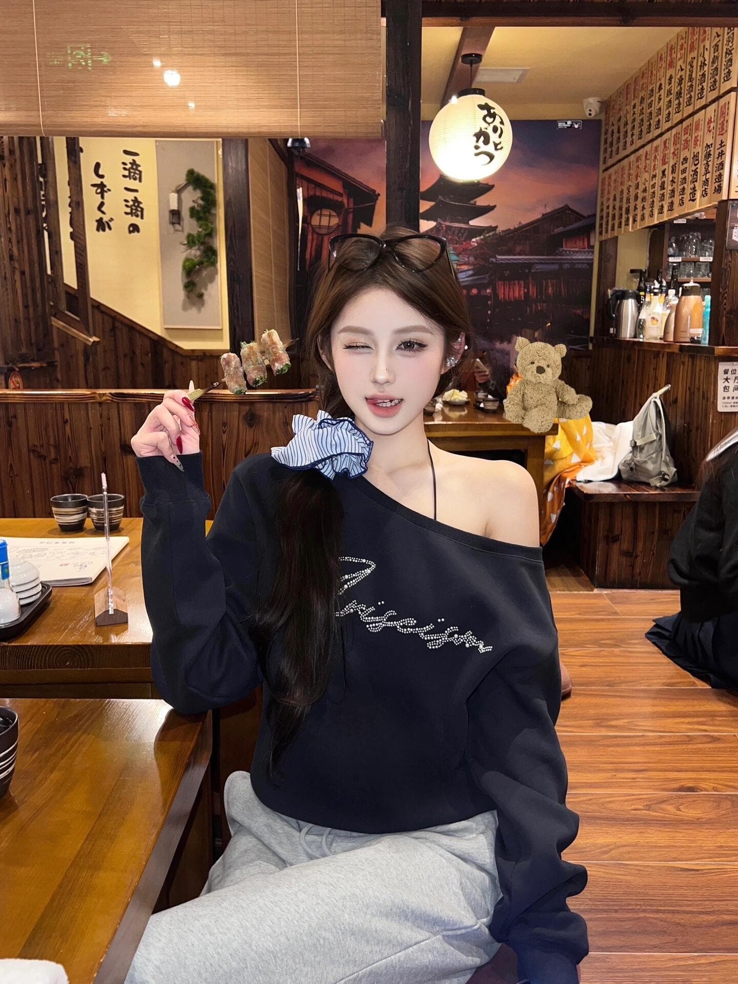 아메리칸 레트로 비스듬한 어깨 긴팔 후드티 여성 디자인 섹션 작은 대중 해군 핫픽스 알파벳 루즈핏 캐주얼 맨위 트렌디 상세 이미지 5