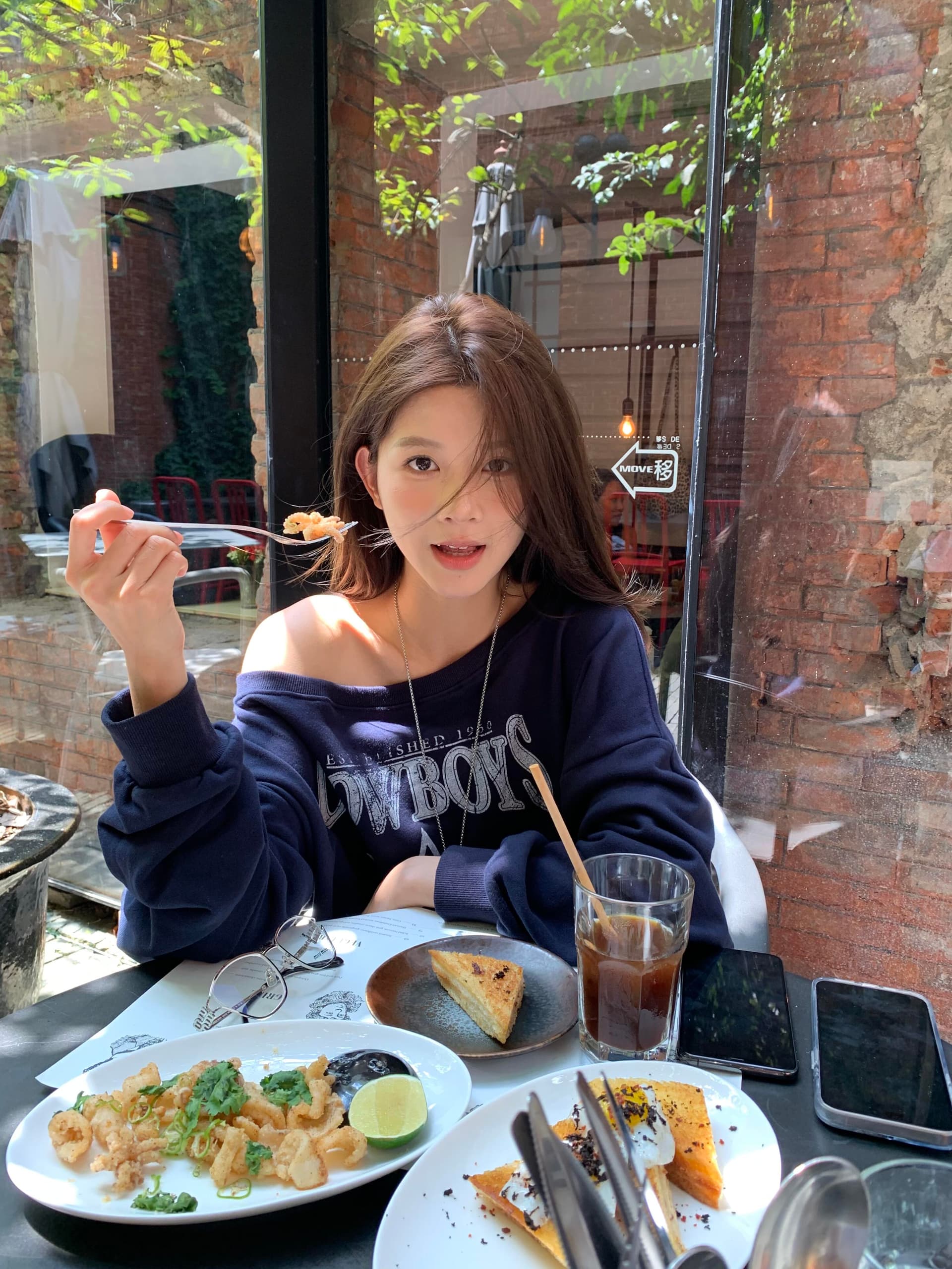 2026 가을 겨울철 새로운 달콤한 차가운 아메리칸 레트로 핫걸 트렌드 비스듬한 어깨 프린트 루즈핏 후드티 여성 이미지 3