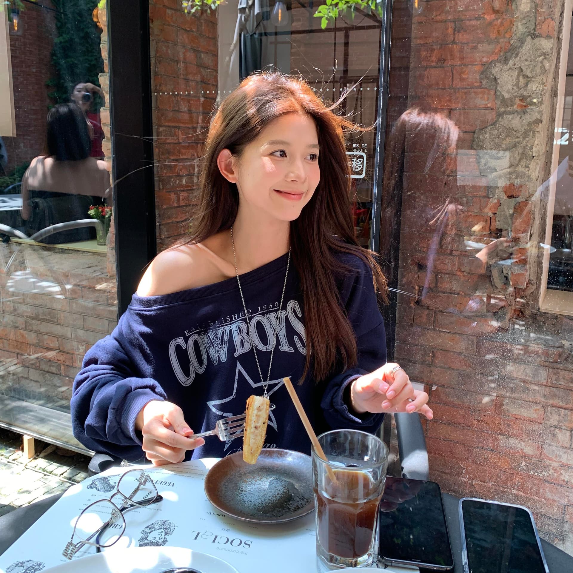 2026 가을 겨울철 새로운 달콤한 차가운 아메리칸 레트로 핫걸 트렌드 비스듬한 어깨 프린트 루즈핏 후드티 여성 이미지 5