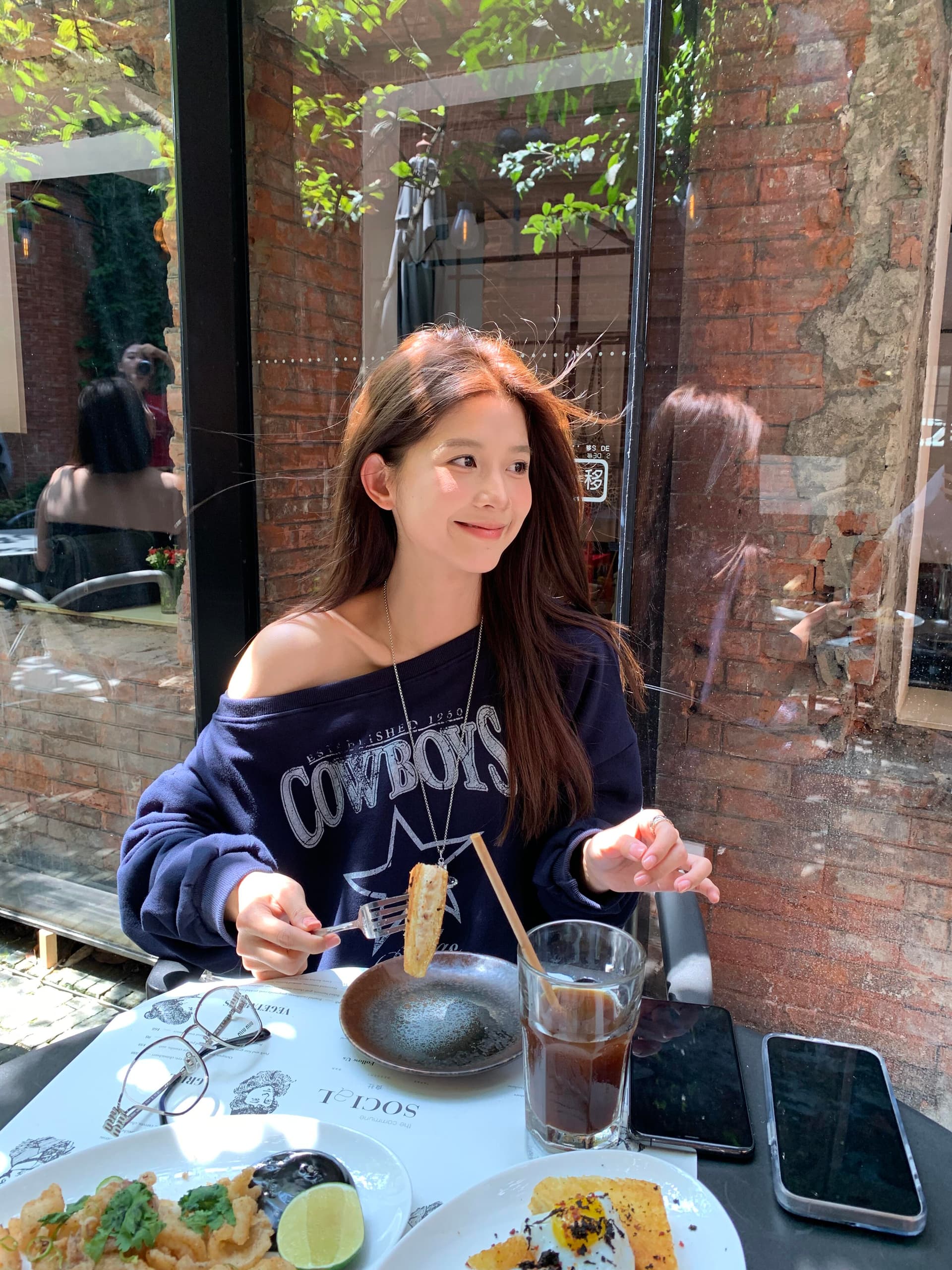 2026 가을 겨울철 새로운 달콤한 차가운 아메리칸 레트로 핫걸 트렌드 비스듬한 어깨 프린트 루즈핏 후드티 여성 상세 이미지 2