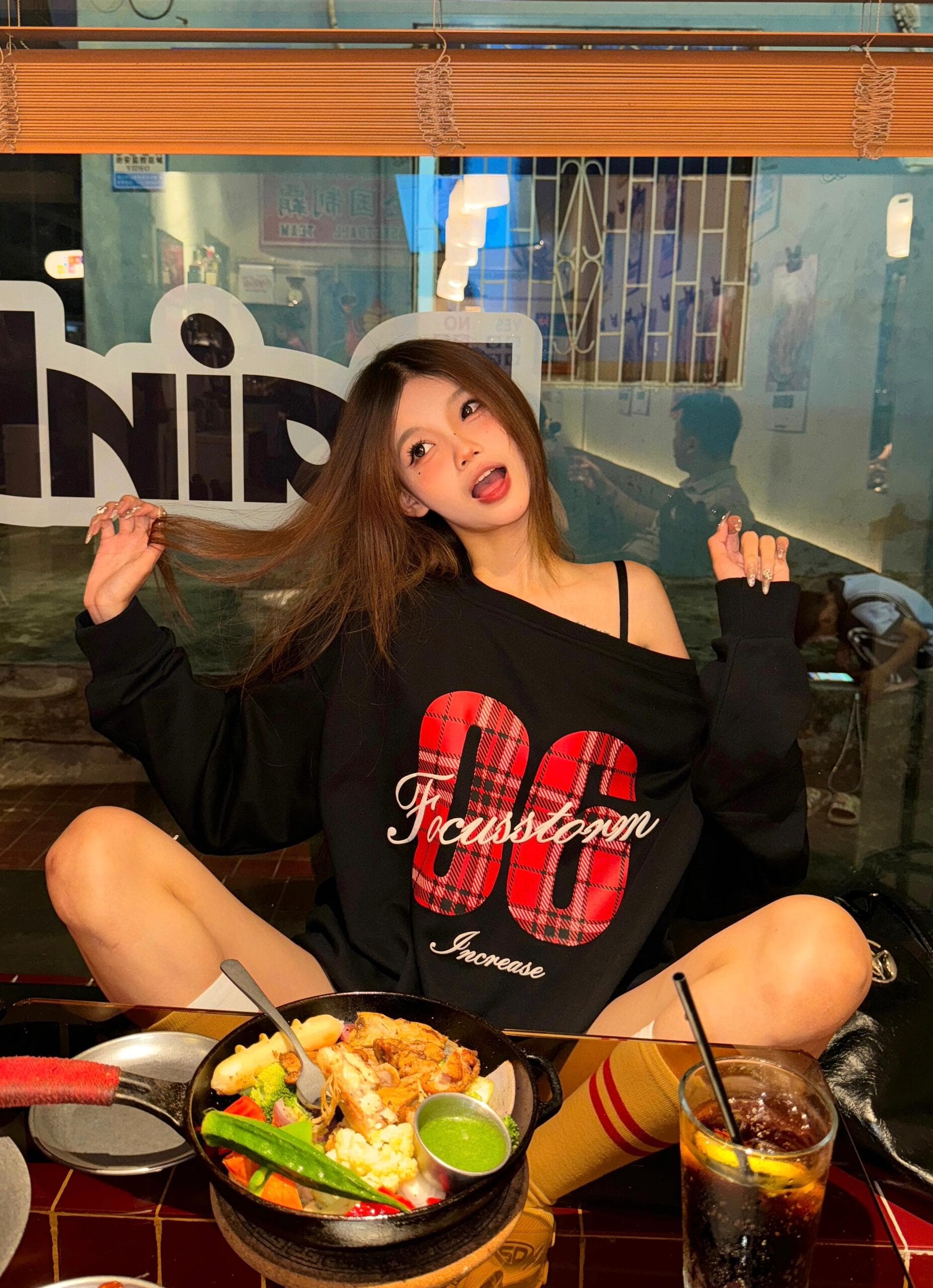 아메리칸 핫걸 비스듬한 어깨 후드티 여성 가을 새로운 알파벳 프린트 검정색 오프숄더 긴팔 순수한 욕망 느긋한 바람 맨위 이미지 2