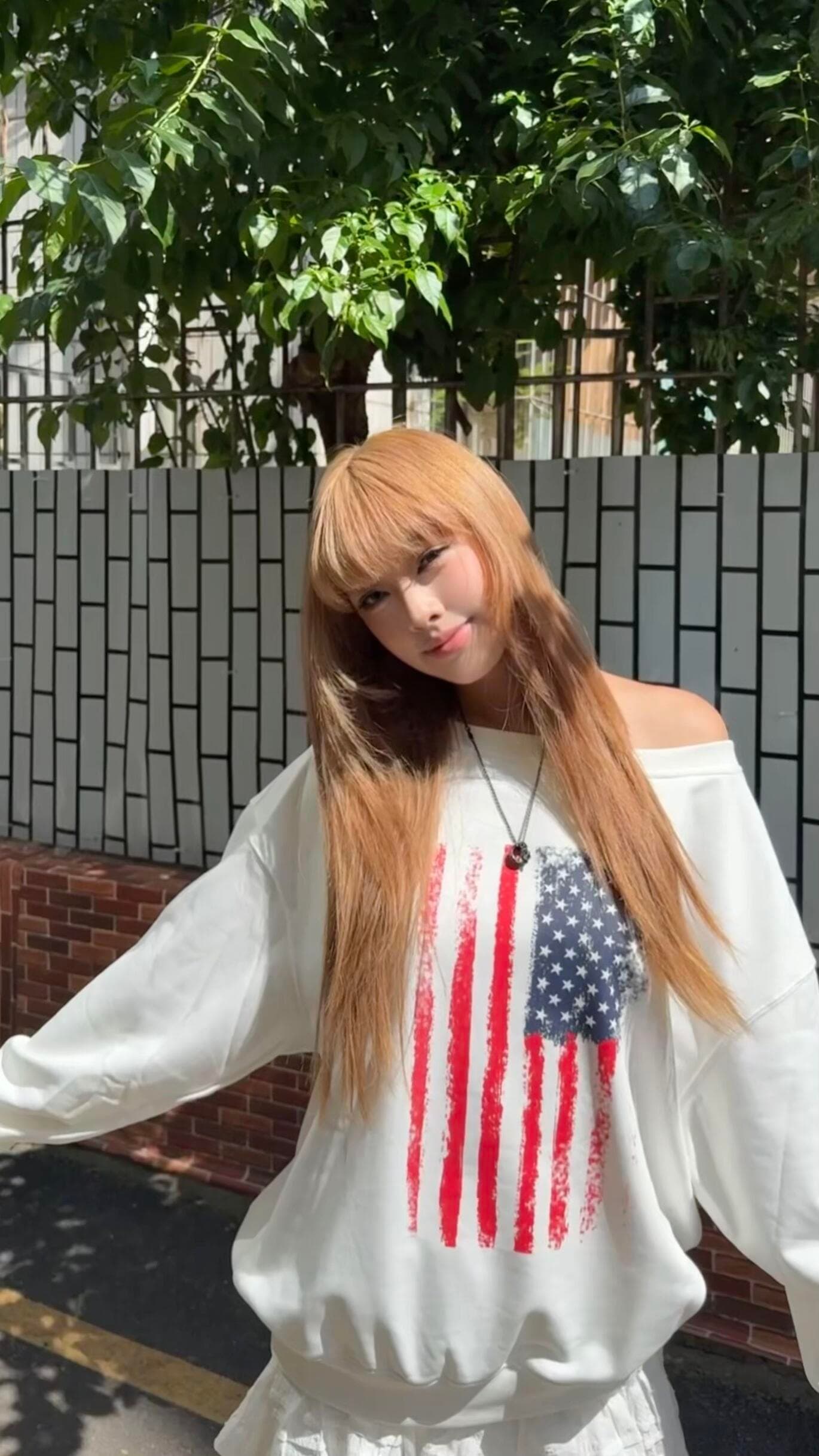 아메리칸 레트로 배너 프린트 대 네클라인 비스듬한 어깨 후드티 루즈핏 핫걸 슬림해 보이는 캐주얼 맨위 여성 이미지 2