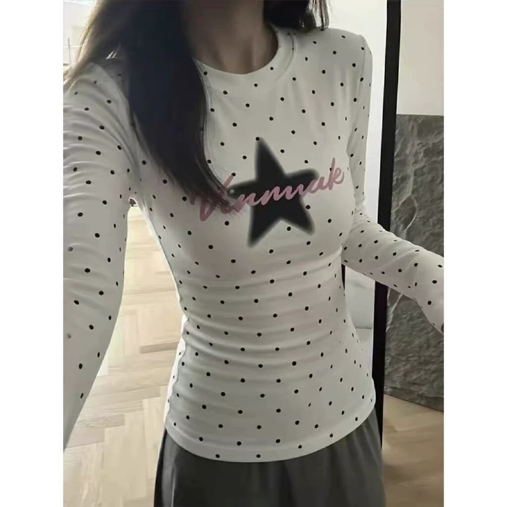 화이트 도트 무늬 별 디자인 센스 몸매 가꾸기 긴팔 티셔츠 여성 이른 가을 슬림해 보이는 꼬집기 허리 작은 대중 맨위