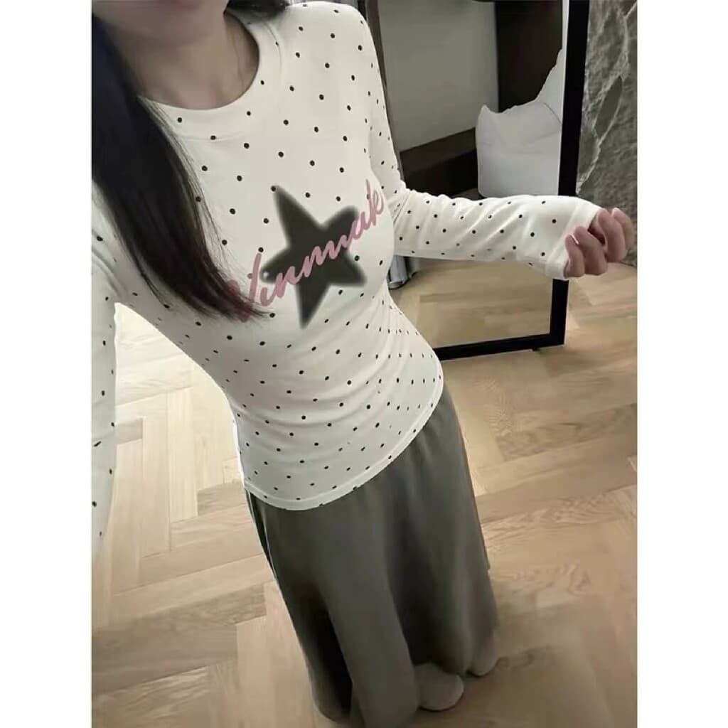 화이트 도트 무늬 별 디자인 센스 몸매 가꾸기 긴팔 티셔츠 여성 이른 가을 슬림해 보이는 꼬집기 허리 작은 대중 맨위 이미지 2